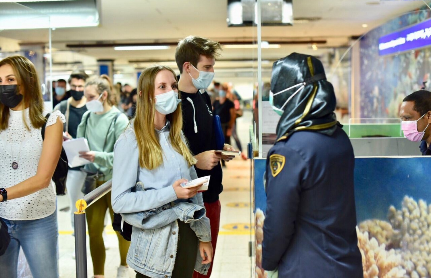 ރާއްޖެ މިއަދު އައި އެއް ލައްކަ ވަނަ ޓޫރިސްޓް އިމިގްރޭޝަން ކައުންޓަރުތައް ކައިރީގައި--ފޮޓޯ: ޓޫރިޒަމް މިނިސްޓްރީ