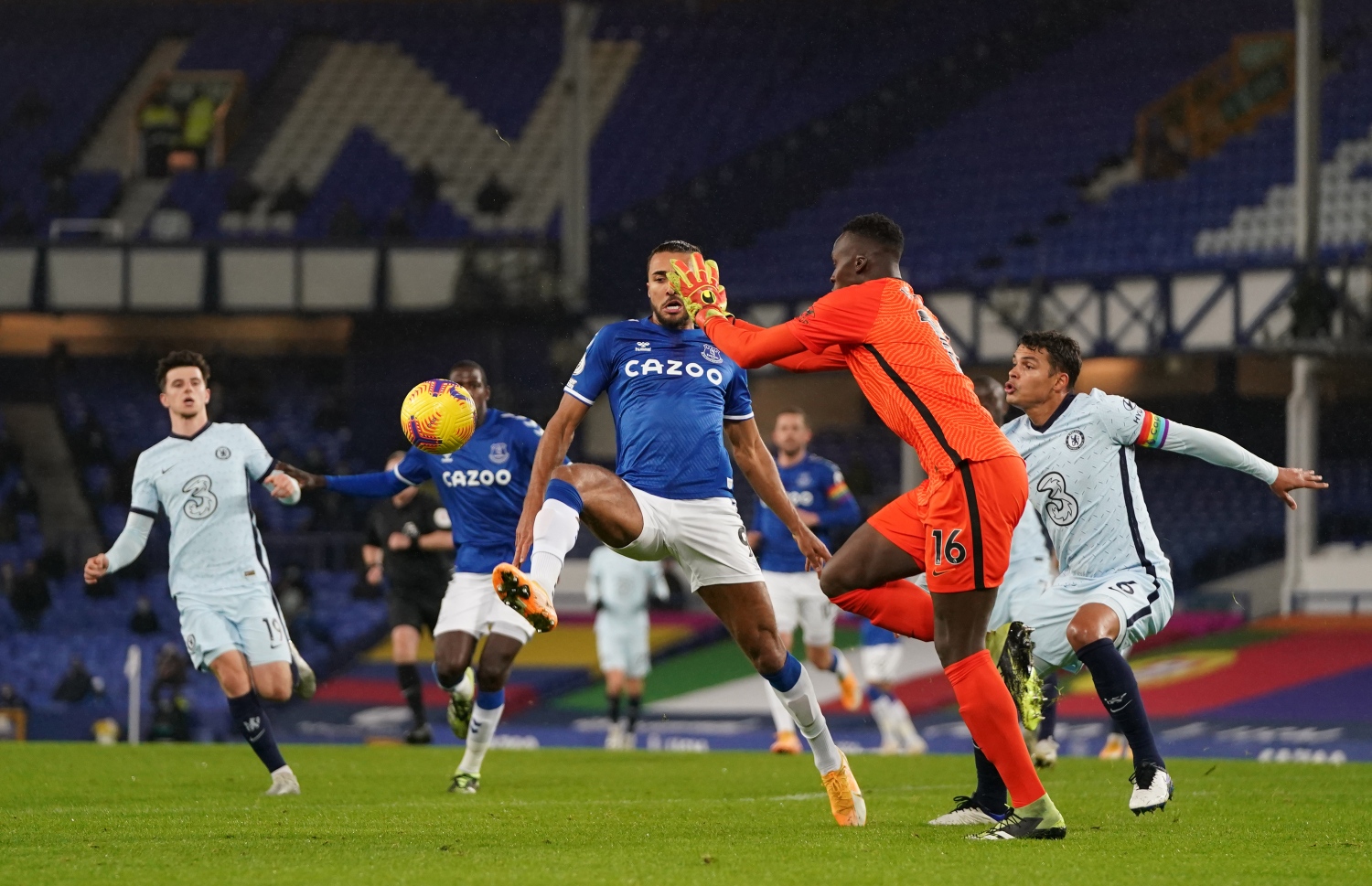 ޗެލްސީގެ ކީޕަރު މެންޑީ އެވަޓަންގެ ކަލްވެޓް-ލެވިން އަތުން ބޯޅަ ހޯދަން މަސައްކަތްކުރަނީ.-- ފޮޓޯ: އޭއެފްޕީ