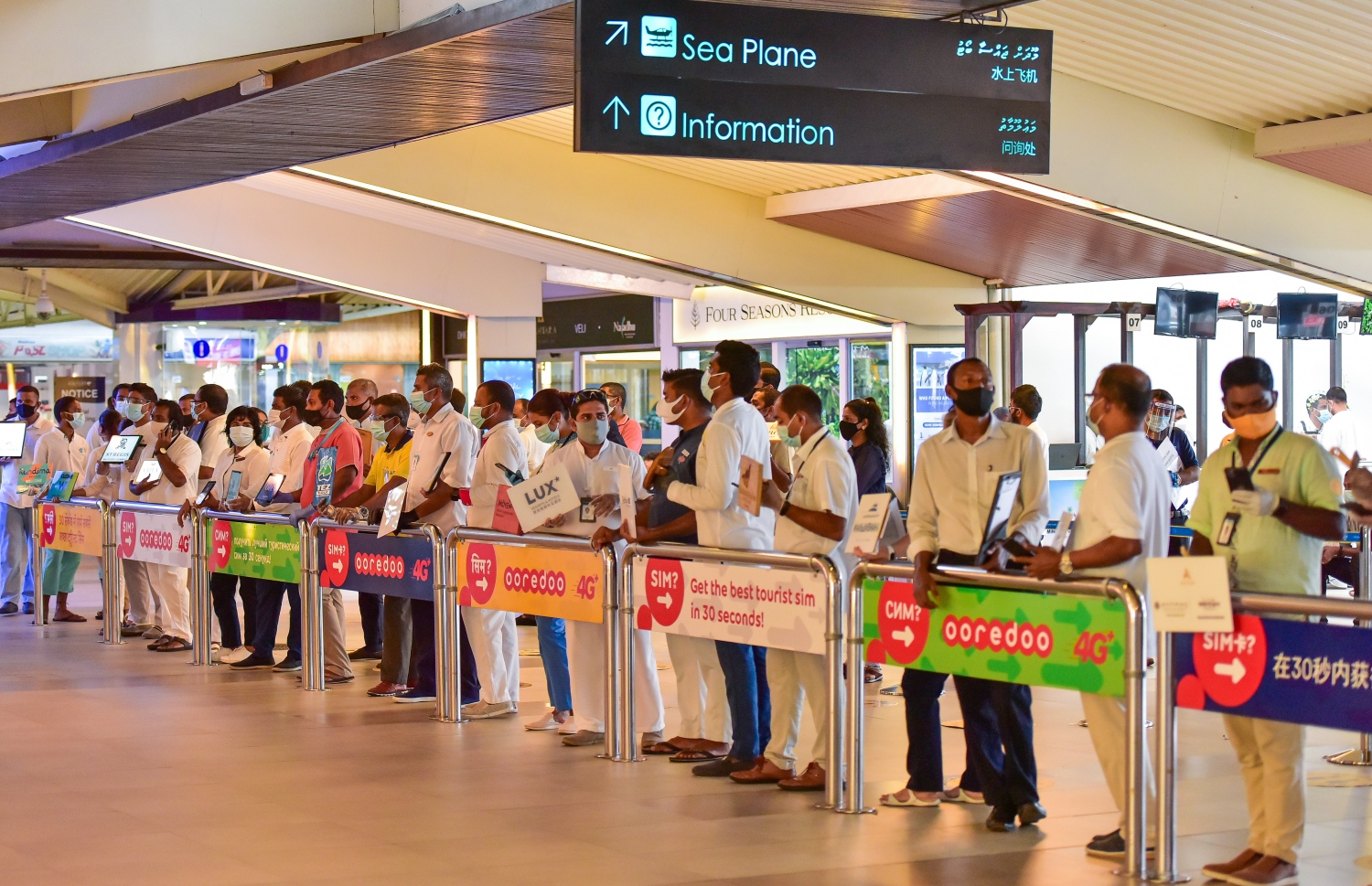 އެއާޕޯޓްގައި ޓޫރިސްޓުން ބަލާ ގޮސް ތިބި ރެޕުން: އިއްޔެ އަކީ ކޮވިޑްގެ ކުރީގެ ހާލަތުގެ ދުވަހެއް