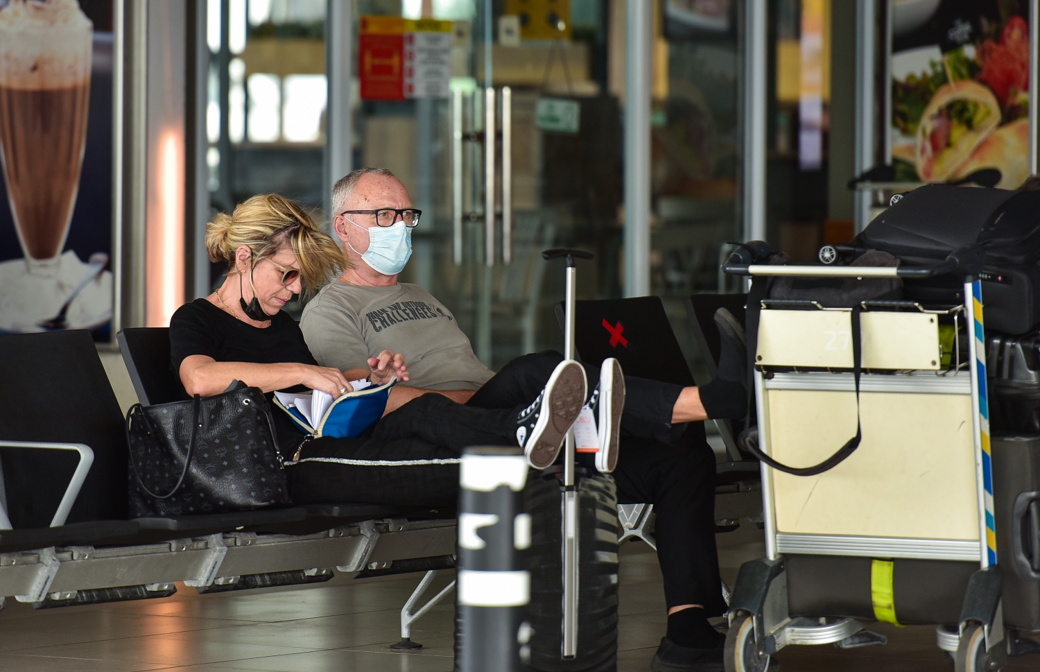 ރާއްޖެ އައި ދެ ޓޫރިސްޓަކު އެއާޕޯޓްގައި އިށީނދެލައިގެން: ޓޫރިޒަމް މިހާރު އަންނަނީ ރަނގަޅުވަމުން