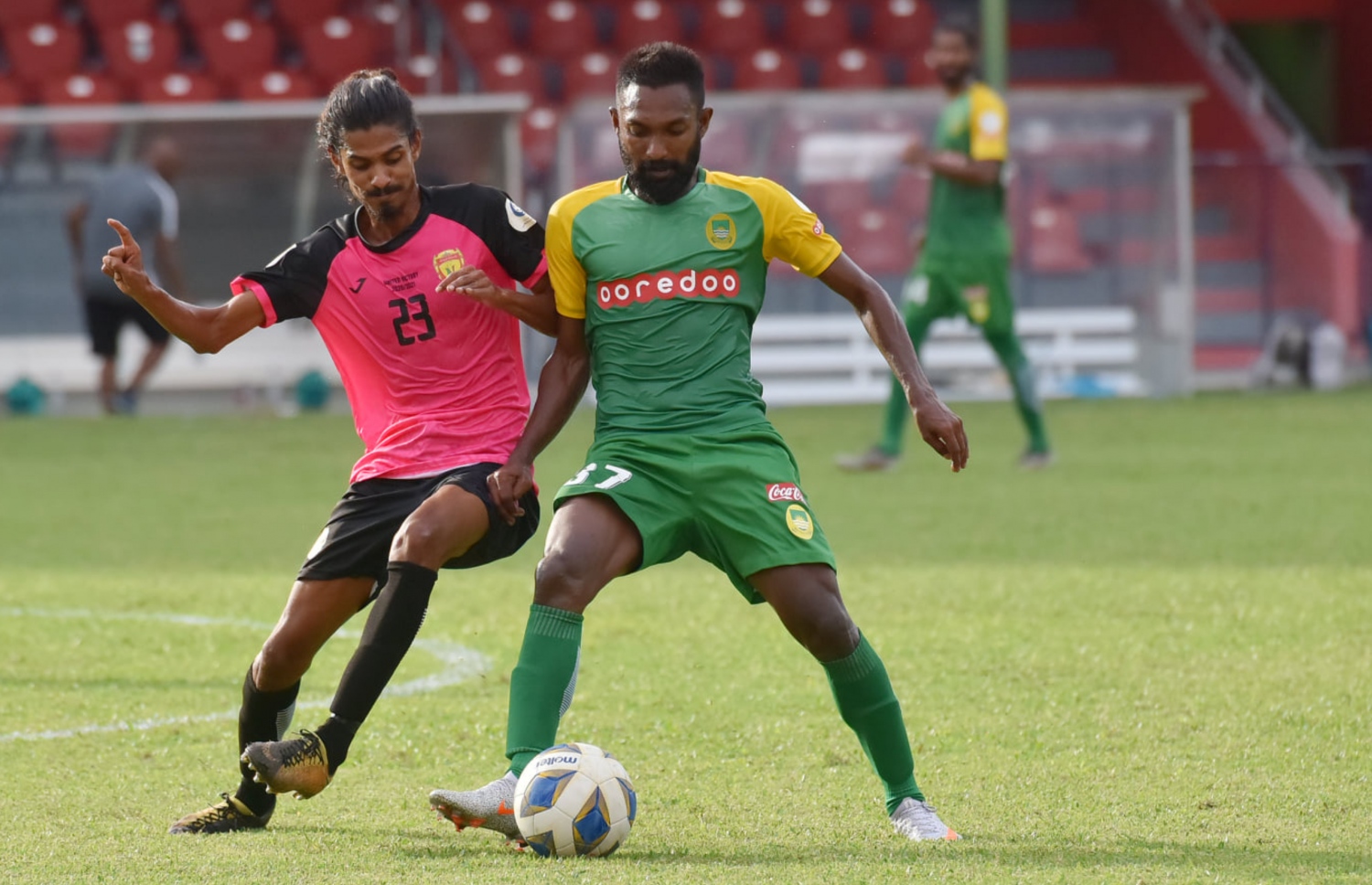 ޔުނައިޓެޑް ވިކްޓްރީގެ އައްޔަ (ވ) ކައިރިން މާޒިޔާގެ އުމެއިރު ބޯޅަ ހިފައިގެން.-- ފޮޓޯ: އިބްރާހިމް ފާއިދު/ އެފްއޭއެމް