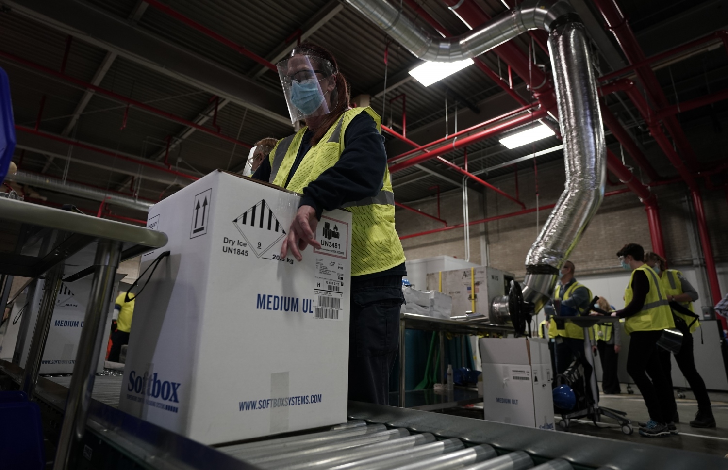 ފައިޒާގެ ވެކްސިން އުފައްދާ ޕްލާންޓުން ވެކްސިން ޝިޕްމެންޓެއް ގެންދިއުމަށް އިއްޔެ ތައްޔާރު ކުރަނީ. --ފޮޓޯ:އޭއެފްޕީ