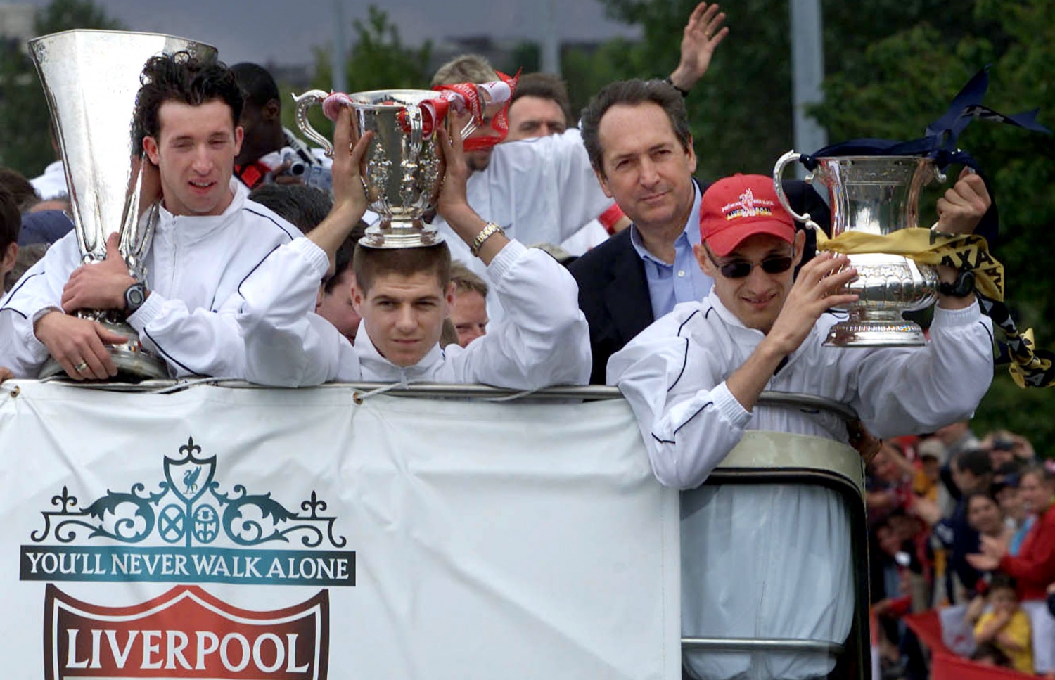 2001 ވަނަ އަހަރު ބޭއްވި ލިވަޕޫލްގެ ޓްރޮފީ ޕެރޭޑްގެ ތެރެއިން: (ކ.ވ) ސެމީ ހޫޕިއާ، ހޫލިއޭ، ޖެރާޑް އަދި ރޮބީ ފައުލާ. -- ފޮޓޯ: އޭއެފްޕީ