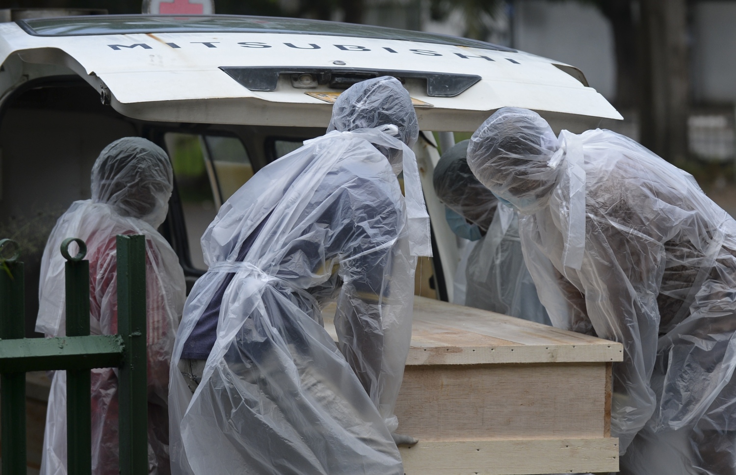 ސްރީ ލަންކާގައި ކޮވިޑް-19 ޖެހިގެން މަރުވި މީހެއްގެ ހަށިގަނޑު އެމްބިއުލާންސަކުން ބާލަނީ