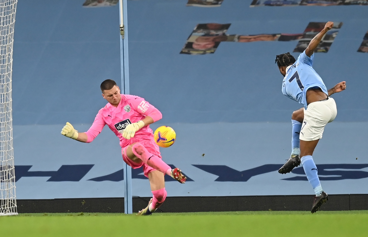 ސިޓީގެ ސްޓާލިން (ކ) ފޮނުވާލާ ބޯޅައެއް ވެސްޓް ބްރޮމް ކީޕަރު ޖޯންސްޓޯންސް މަތަކުރަނީ. -- ފޮޓޯ: އޭއެފްޕީ