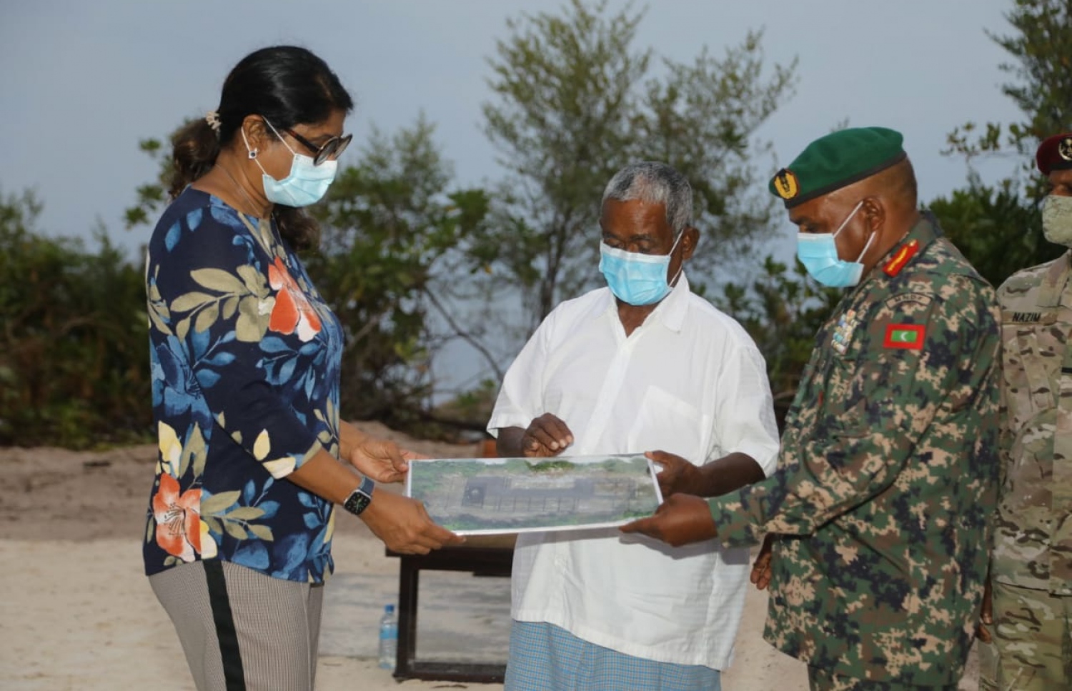 މާފިލާފުށީގައި އެގްޒެކެޓިވް ބްލޮކެއް އިމާރާތްކުރުމަށް ބިންގާ އެޅުމަށް އިއްޔެ ބޭއްވި ރަސްމިއްޔާތުގައި ޑިފެންސް މިނިސްޓަރު މާރިޔާ އަދި ވިޔަފާރިވެރިޔާ އުއްޗު ބައިވެރިވެވަޑައިގަންނަވަނީ.-- ފޮޓޯ: ޑިފެންސް މިނިސްޓްރީ