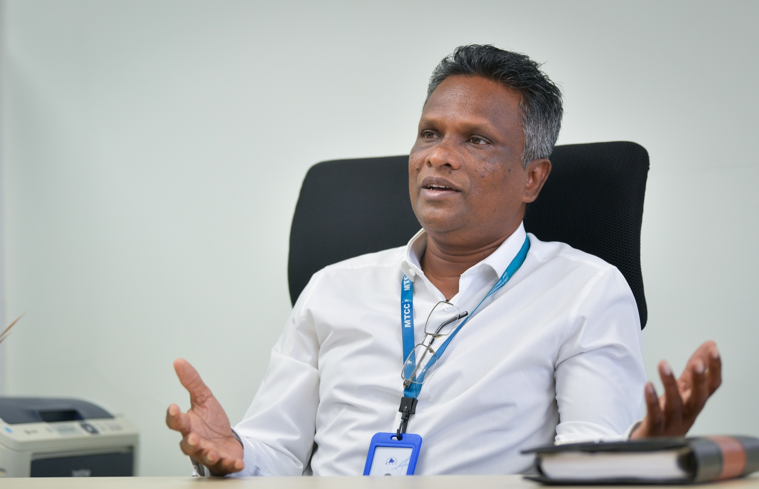 އާޒިމް "މިހާރު" އަށް އިންޓަވިއު ދެއްވަނީ: އެއްވެސް ކަމެއް ބަހަށް ނުބެއްޓުމަކީ ކުންފުންޏެއްގެ ވެސް މުހިންމު ސިފައެއް --ފޮޓޯ: ނިޝާން އަލީ/ މިހާރު