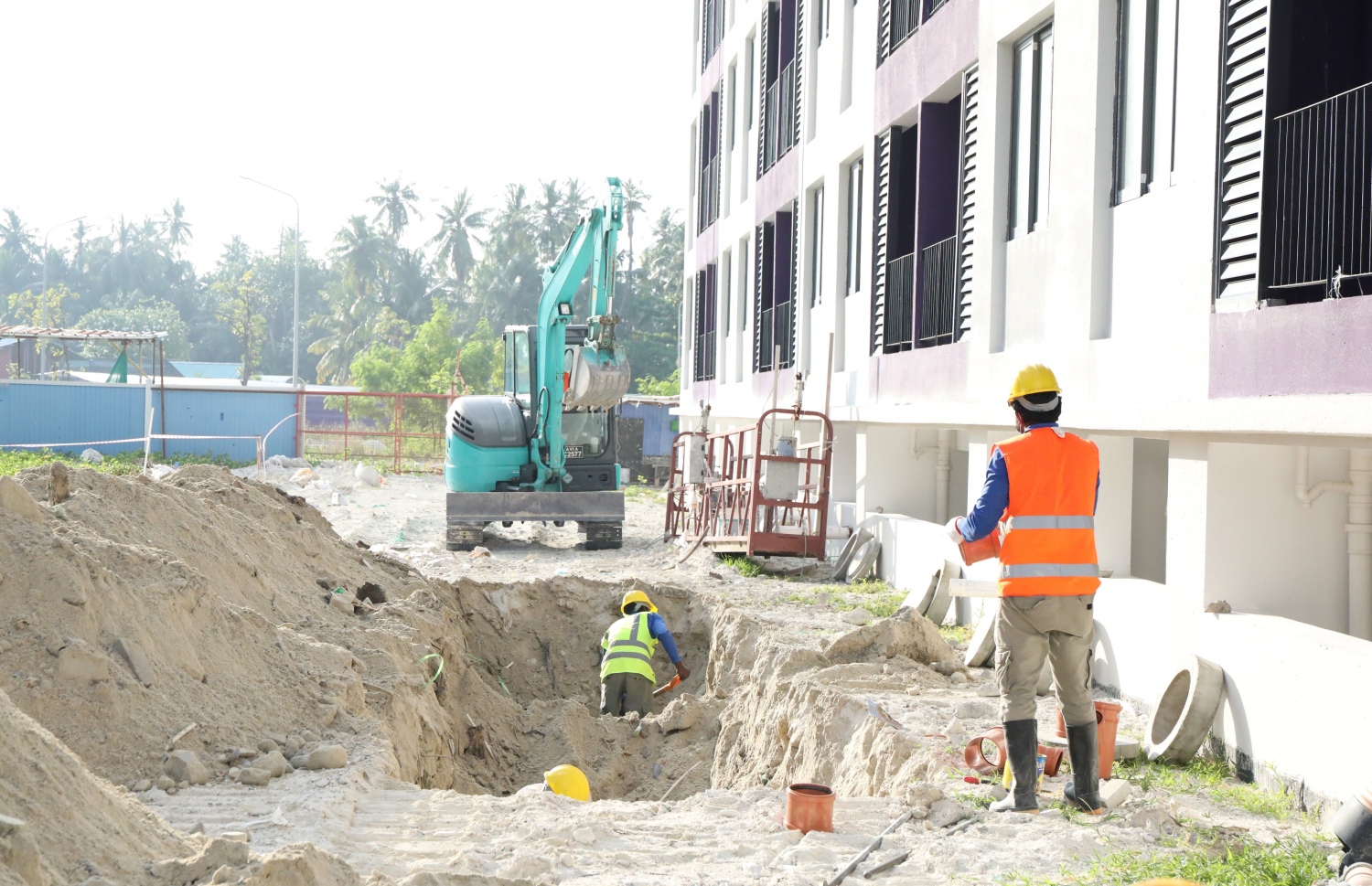 ހިޔާ މަޝްރޫއުގެ ދަށުން ގާއިމްކުރި ފްލެޓަކަށް، ފެނާއި ނަރުދަމާ ގުޅުމުގެ މަސައްކަތް ކުރަނީ.-- ފޮޓޯ: އެމްޑަބްލިއުއެސްސީ