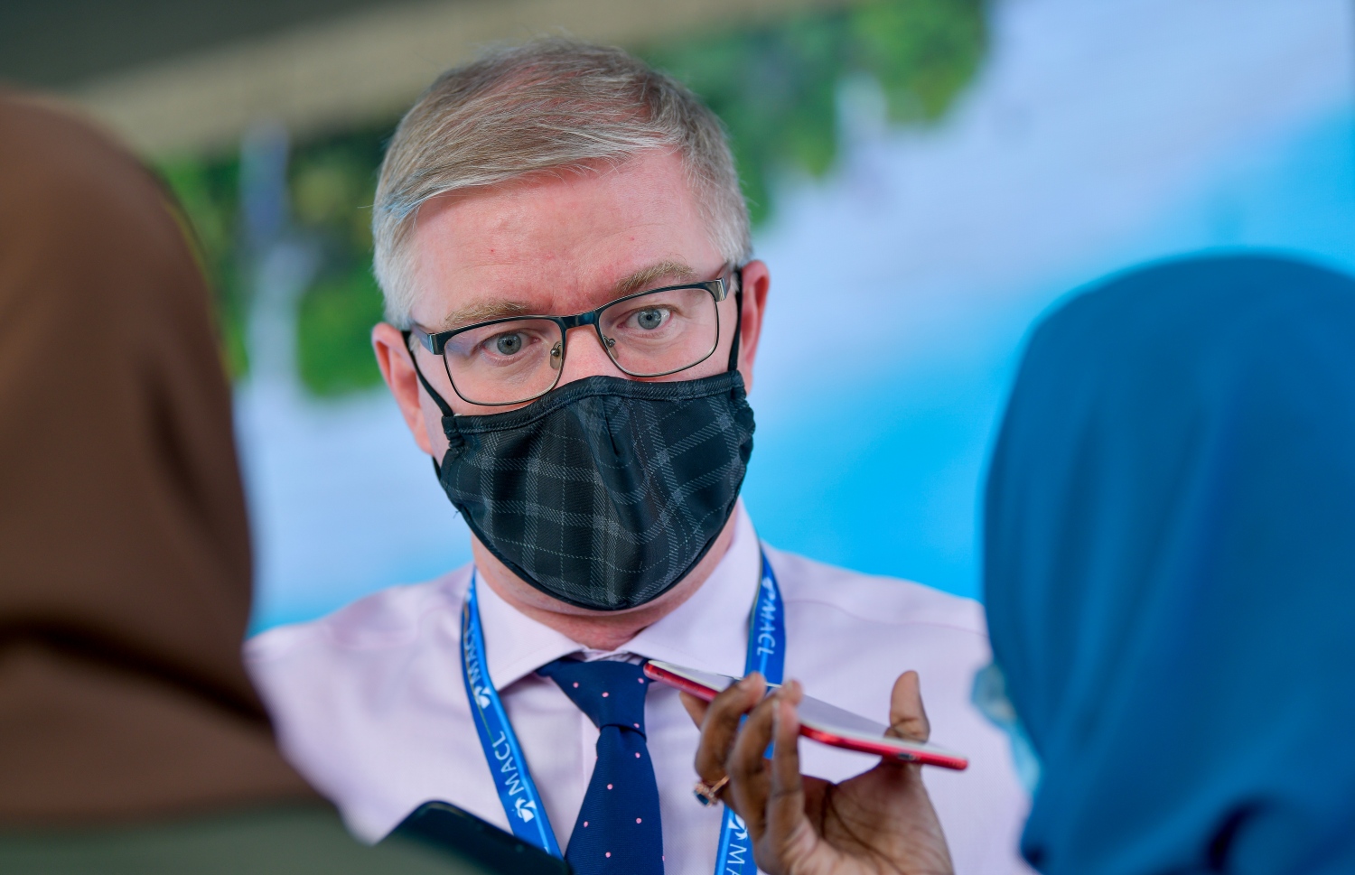 އެމްއޭސީއެލްގެ ސީއީއޯ އަދި މެނޭޖިން ޑިރެކްޓަރު ގޯޑަން އެންޑްރޫ ސްޓުއާޓް ނޫސްވެރިންނާ ވާހަކަ ދައްކަވަނީ. --ފޮޓޯ:އަވްޝަމް އިލްޔާސް/މިހާރު