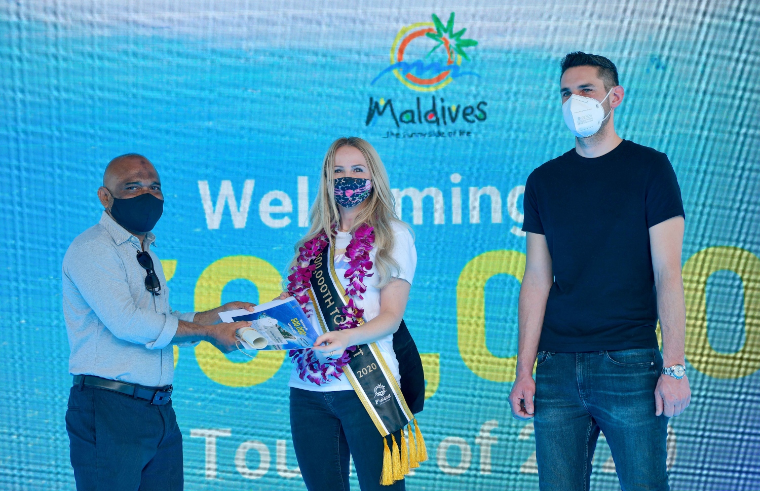 ކޮކޯ ބޮޑު ހިތީގެ އައިލެންޑް ވިލާއެއްގައި ހަތް ރޭ ހުރުމުގެ ފުރުސަތު ދިން ވައުޗަރު ފަސް ލައްކަ ވަނަ ޓޫރިސްޓަށް ހަދިޔާ ކުރަނީ. --ފޮޓޯ:އަވްޝަން އިލްޔާސް/މިހާރު