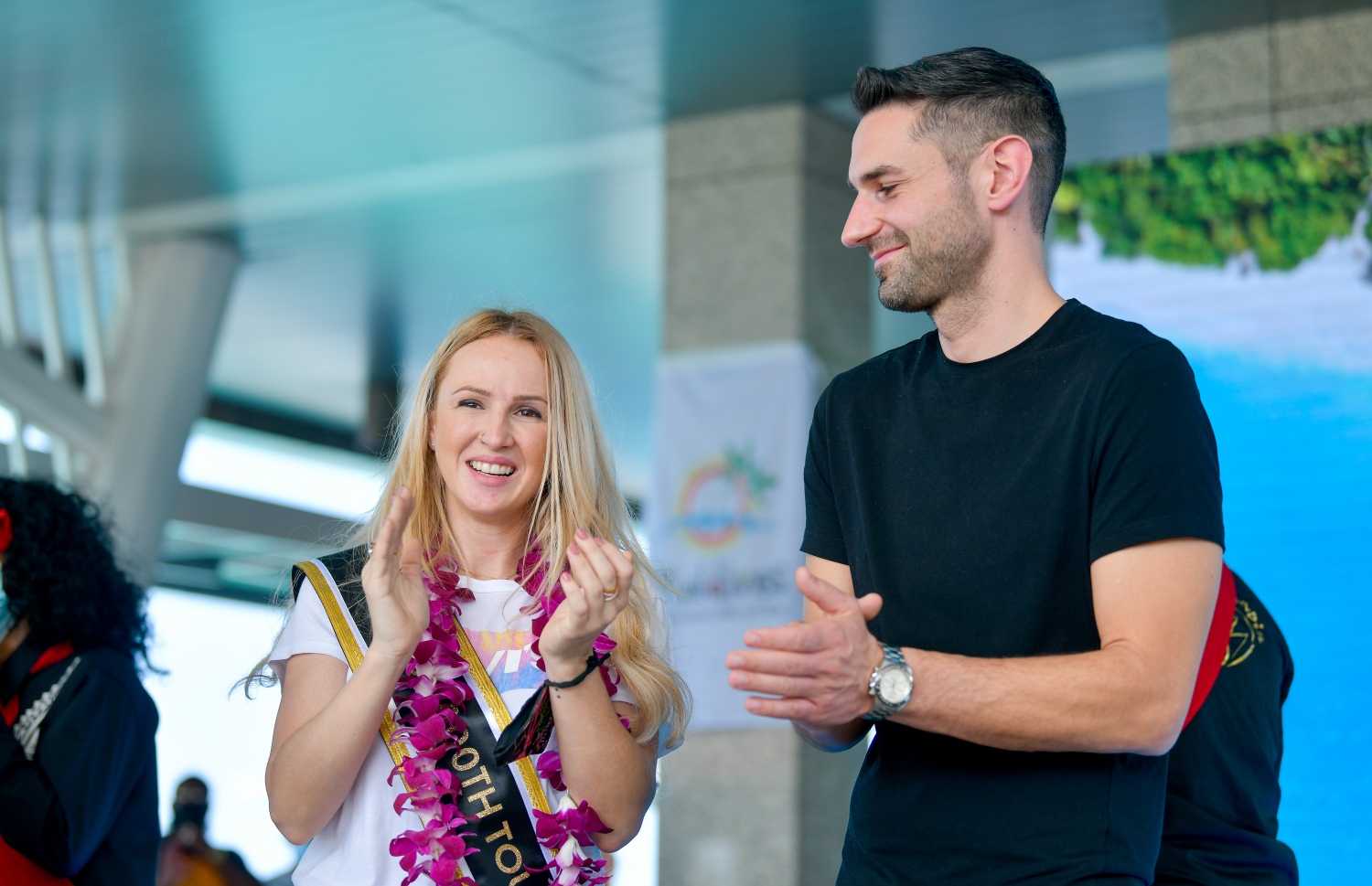 ކިއާސްޓިން މެޑަލިން (ވ) އޭނާގެ ބައިވެރިޔާއާ އެއާޕޯޓްގައި. --ފޮޓޯ:އަވްޝަން އިލްޔާސް/މިހާރު