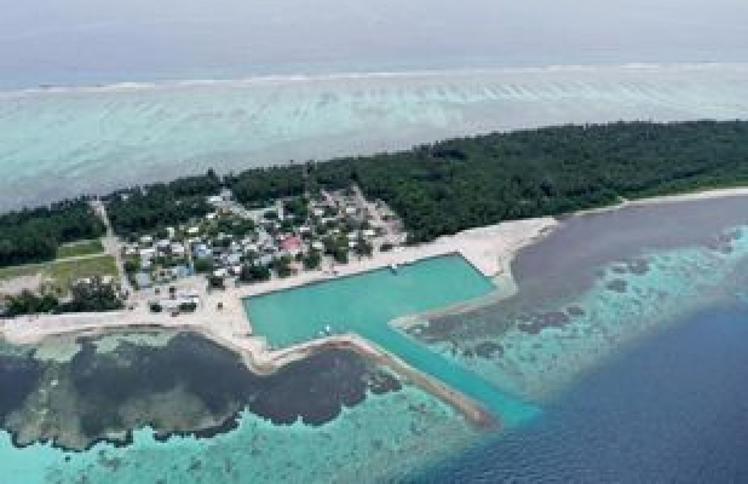 މ. ވޭވަށުގެ ބަނދަރުގެ މަސައްކަތުގެ ބޮޑުބައި ނިމިފައި. މިއީ އެ ރަށުގައި އެމްޓީސީސީން ހިންގާ ޕްރޮޖެކްޓެއް-- ފޮޓޯ: އެމްޓީސީސީ