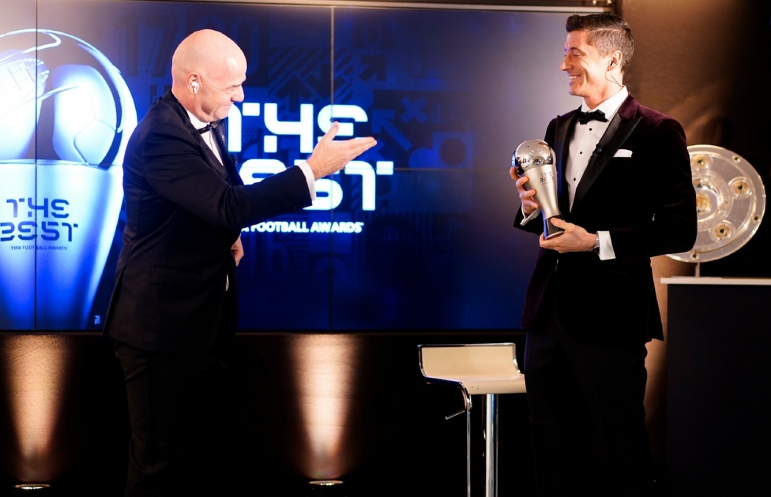 ފީފާގެ ރައީސް ޖިއާނީ އިންފަންޓީނޯ (ވ) ބަޔާންގެ ފޯވާޑް ލެވަންޑޯސްކީއާ ބެސްޓް އެވޯޑް ހަވާލުކުރަނީ. -- ފޮޓޯ: ބަޔާން މިއުނިކް/ ޓްވިޓާ