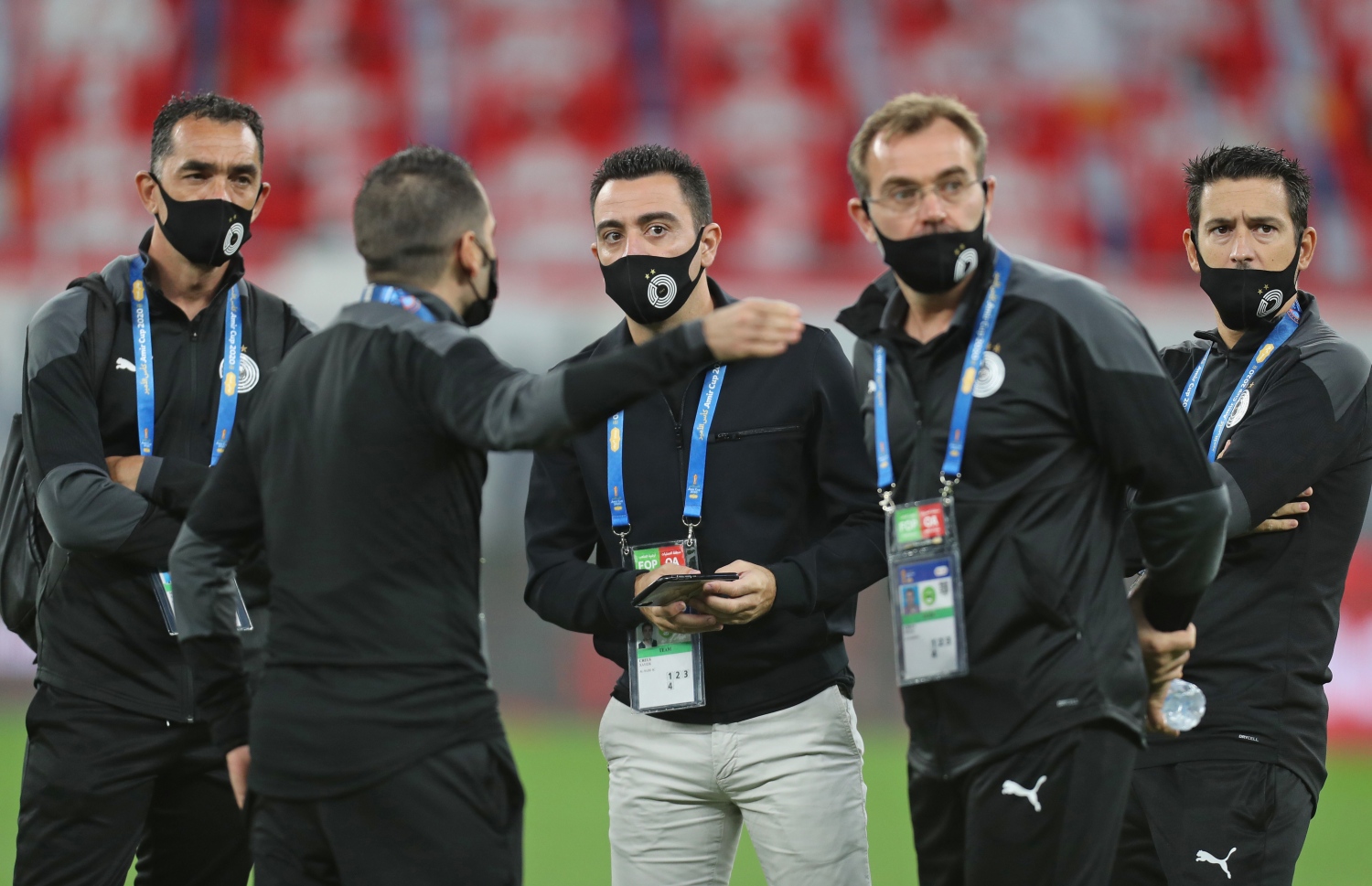 އަލް ސާދުގެ ކޯޗިން ޓީމާ އެކު ޒަވީ (ކ-2) މެޗެއް ނިމުމަށް ފަހު ދަނޑުމަތީގައި. -- ފޮޓޯ: އޭއެފްޕީ