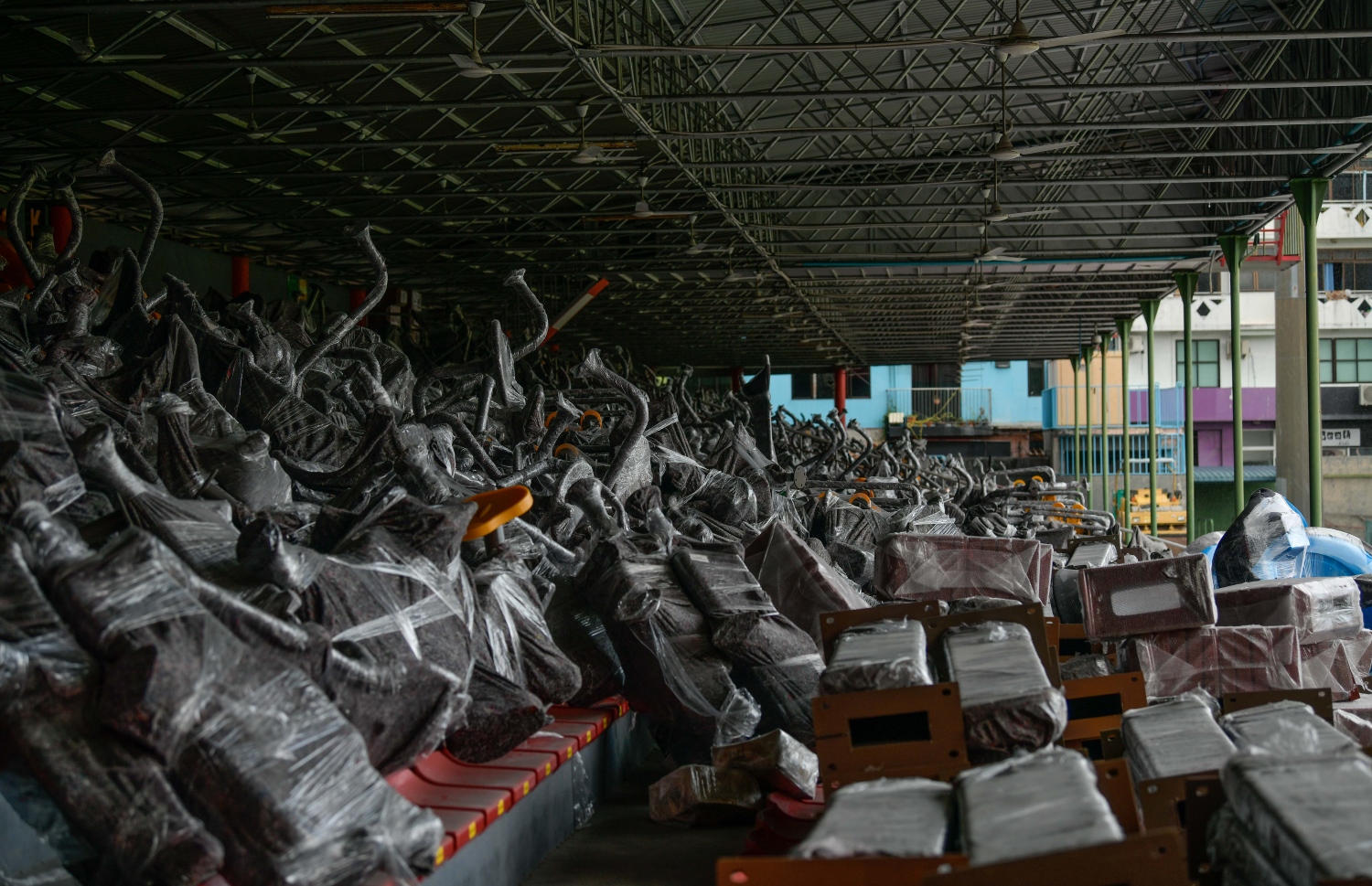 ދަނޑުގައި ބަހައްޓާފައިވާ އެކި ސާމާނުތައް: އެ ތަކެތި ހުސްކުރުމުގެ މަސައްކަތްތަކެއް އަންނަނީ ކުރެވެމުން. -- ފޮޓޯ: ނިޝާން އަލީ/ މިހާރު