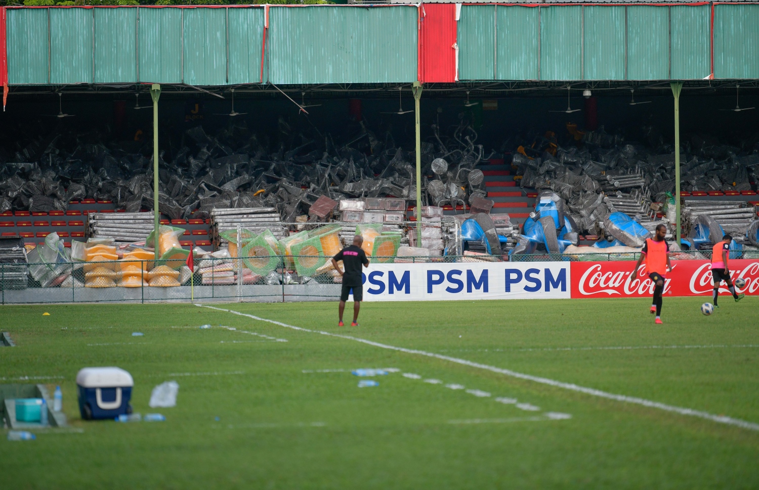 ގަލޮޅު ދަނޑުގެ މި ވަގުތުގެ މާހައުލާ މެދު ހިތްނުތަނަވަސްވެ ހިތްހަމަނުޖެހުން ފާޅުކުރާ މީހުން ގިނަ.-- ފޮޓޯ: ނިޝާން އަލީ/ މިހާރު