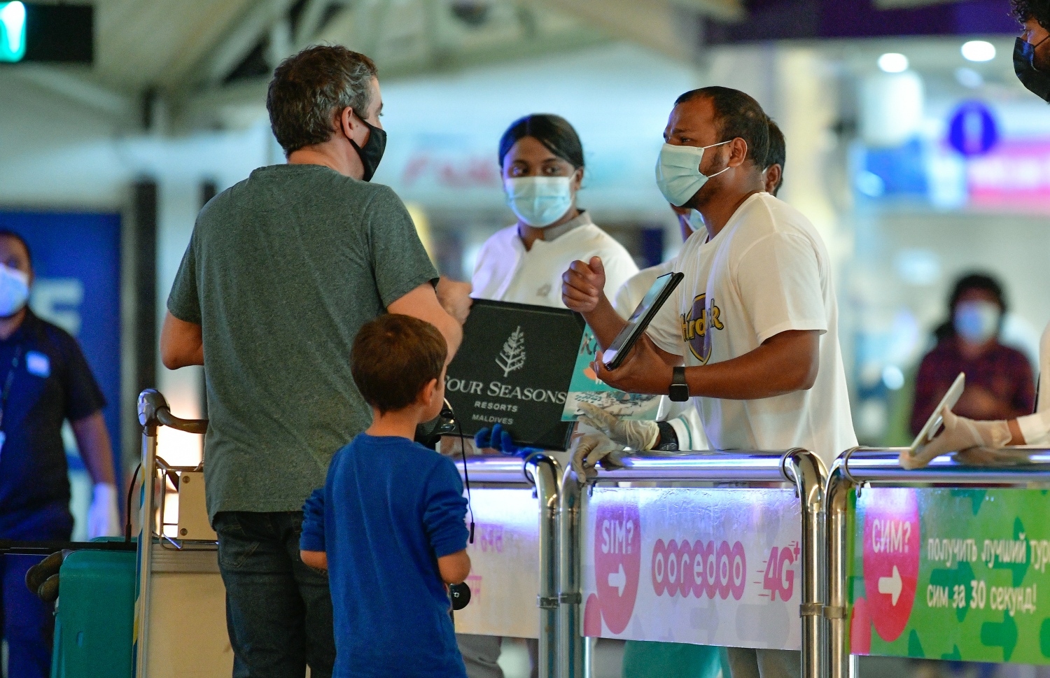 21 ޑިސެމްބަރ 2020: އެއާޕޯޓްގެ ރެޕަކު ޓޫރިސްޓަކަށް މައުލޫމާތު ދެނީ: ޓޫރިޒަމް ރަނގަޅުވެ، ރާއްޖެ އަންނަ ޓޫރިސްޓުންގެ އަދަދު ކޮވިޑްގެ ކުރީގެ ހާލަތަށް މި ދުވަސްކޮޅު ވަނީ އަރާފައި --.ފޮޓޯ:ނިޝާން އަލީ/މިހާރު