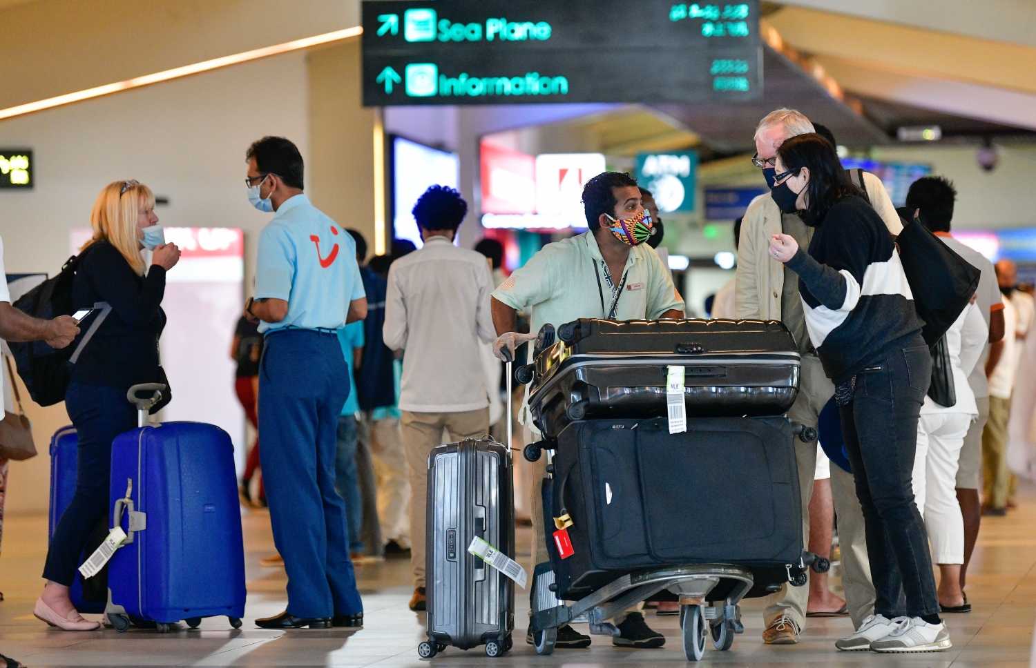 21 ޑިސެމްބަރ 2020: ދެ ޓޫރިސްޓަކު ގޮވައިގެން ރެޕަކު އެއާޕޯޓުން ނުކުންނަނީ: ކޮވިޑް ބަލިމަޑުކަމުގައި ހުސްކޮށް އޮތް ރާއްޖޭގެ އެންމެ ބޮޑު އެއާޕޯޓް މިހާރު ވަނީ އަނެއްކާވެސް ކުރިއެކޭ އެއްގޮތަށް ހަރަކާތްތައް ގިނަ ތަނަކަށް ބަދަލުވެފައި --.ފޮޓޯ:ނިޝާން އަލީ/މިހާރު