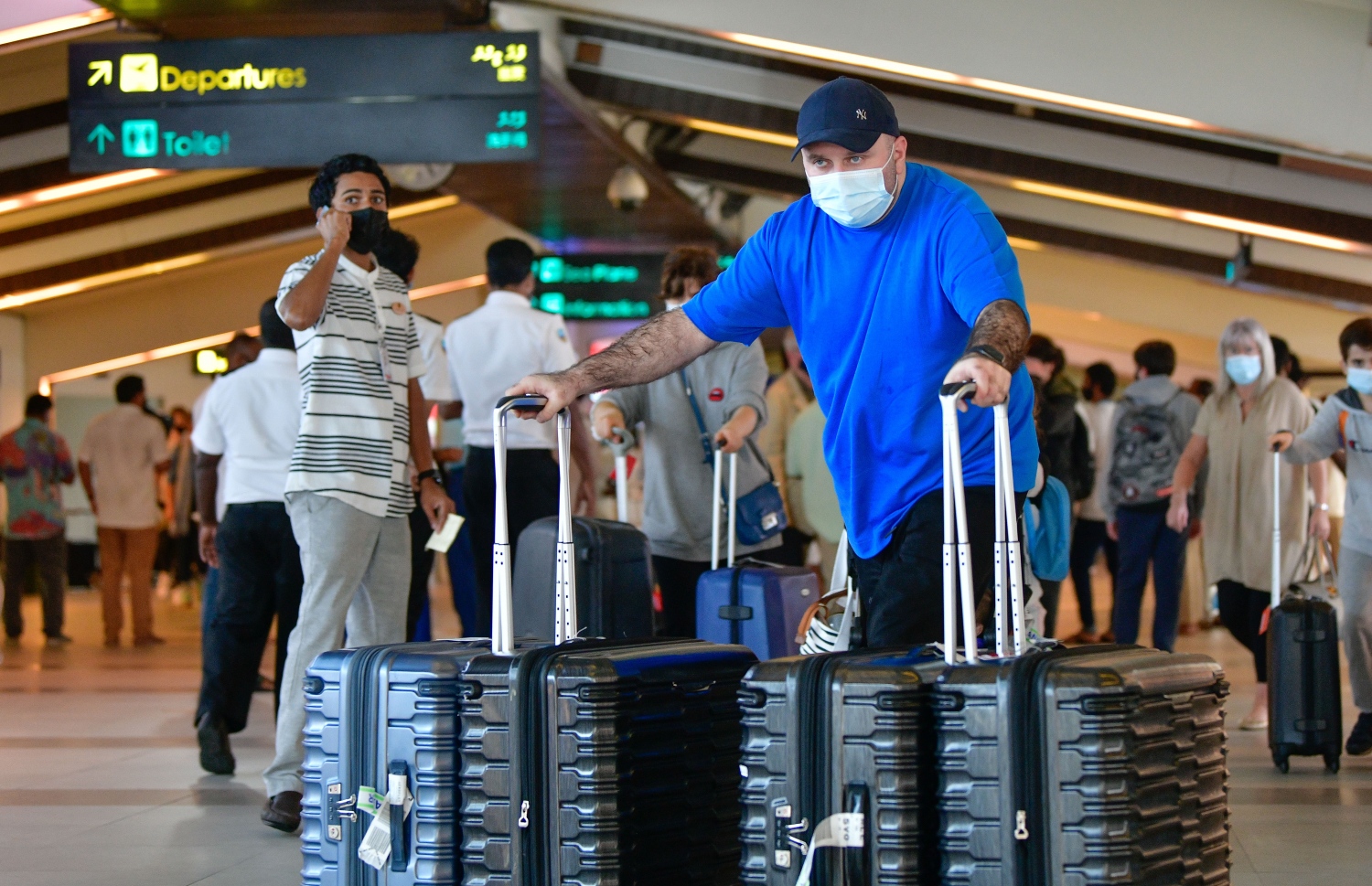 21 ޑިސެމްބަރ 2020: ރާއްޖެ އައި ޓޫރިސްޓަކު އެރައިވަލް ހޯލުން ނިކުންނަނީ: ކޮވިޑާ ގުޅިގެން ހުއްޓިފައި އޮތް ޓޫރިޒަމް ލަފާކުރި ވަރަށް ވުރެ އަވަހަށް ރަނގަޅުވެ، ރާއްޖެ އަންނަ ޓޫރިސްޓުންގެ އަދަދު މިހާރު ވަނީ ކޮވިޑްގެ ކުރީގެ މިންވަރަށް އުފުލިފައި --.ފޮޓޯ:ނިޝާން އަލީ/މިހާރު