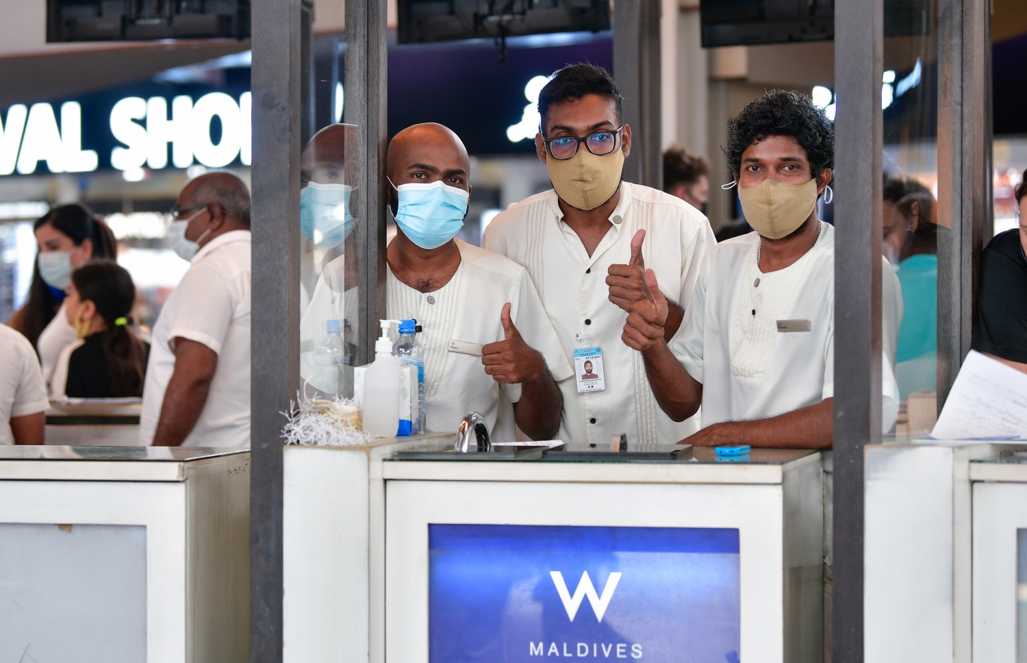 21 ޑިސެމްބަރ 2020: ރިސޯޓްތަކުގެ ރެޕުންތަކެއް ވީއައިއޭގައި އުފާވެރިކަން ދައްކާލަނީ: މާޗު މަހުން ފެށިގެން ހުސްކޮށް އޮތް އެއާޕޯޓަށް ދިރުން އައިސް މިހާރު ފެންނަނީ ބިޒީކޮށް އުޅޭ މުވައްޒަފުން --.ފޮޓޯ:ނިޝާން އަލީ/މިހާރު