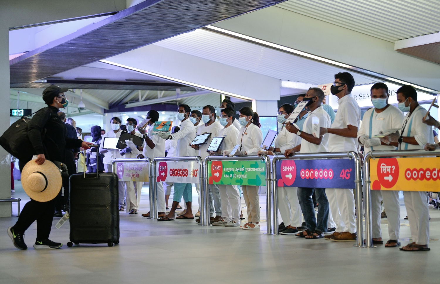 21 ޑިސެމްބަރ 2020: ކޮވިޑާ ގުޅިގެން މާޗު މަހު އެއާޕޯޓް ހުސްވި ފަހުން މިއީ ވަރަށް އުފާވެރި މަންޒަރެއް: ޓޫރިސްޓުންގެ އަދަދު ގިނަވެ، އެއާޕޯޓް ވަނީ އަނެއްކާވެސް ބިޒީ ތަނަކަށް ވެފައި --.ފޮޓޯ:ނިޝާން އަލީ/މިހާރު