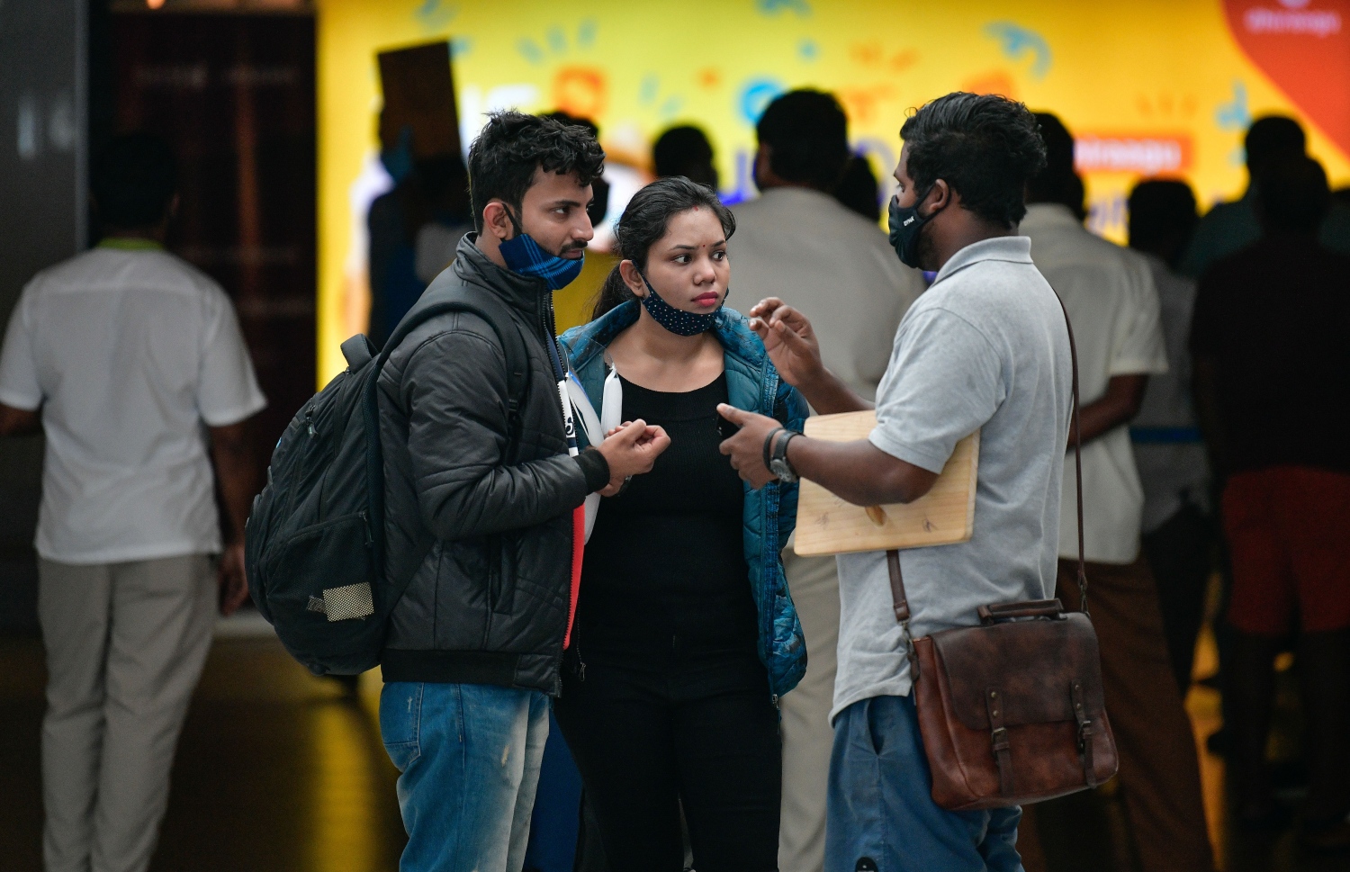 21 ޑިސެމްބަރ 2020: ރާއްޖެ އައި ދެ ރޫޓިސްޓަކަށް މައުލޫމާތު ދެނީ: ކްރިސްމަސް އާއި އާ އަހަރާ ދިމާކޮށް ރާއްޖެއަށް މިހާރު ދުވާލަކު 4،000 އަށް ވުރެ ގިނަ ޓޫރިސްޓުން އާދޭ --.ފޮޓޯ:ނިޝާން އަލީ/މިހާރު