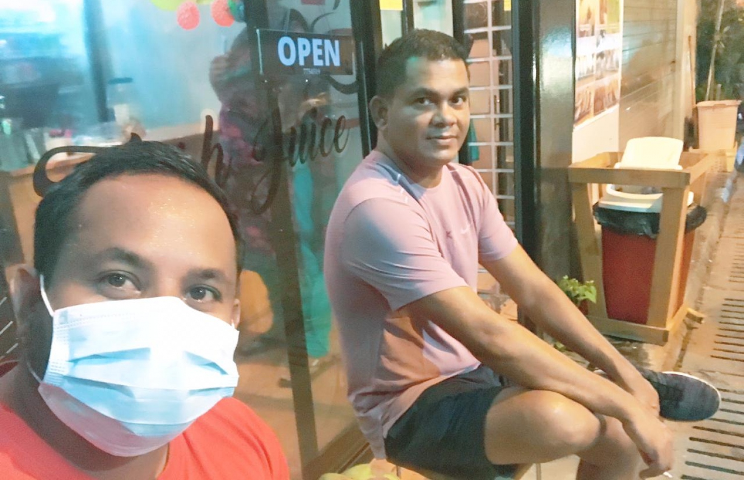 ޝާޑު (ކ) ރަހުމަތްތެރިއަކާ އެކު ސެލްފީ ނަންގަވަނީ: ބަރުދަނުން އޭނާ ވަނީ 12 ކިލޯ ލުއިކުރައްވާފައި