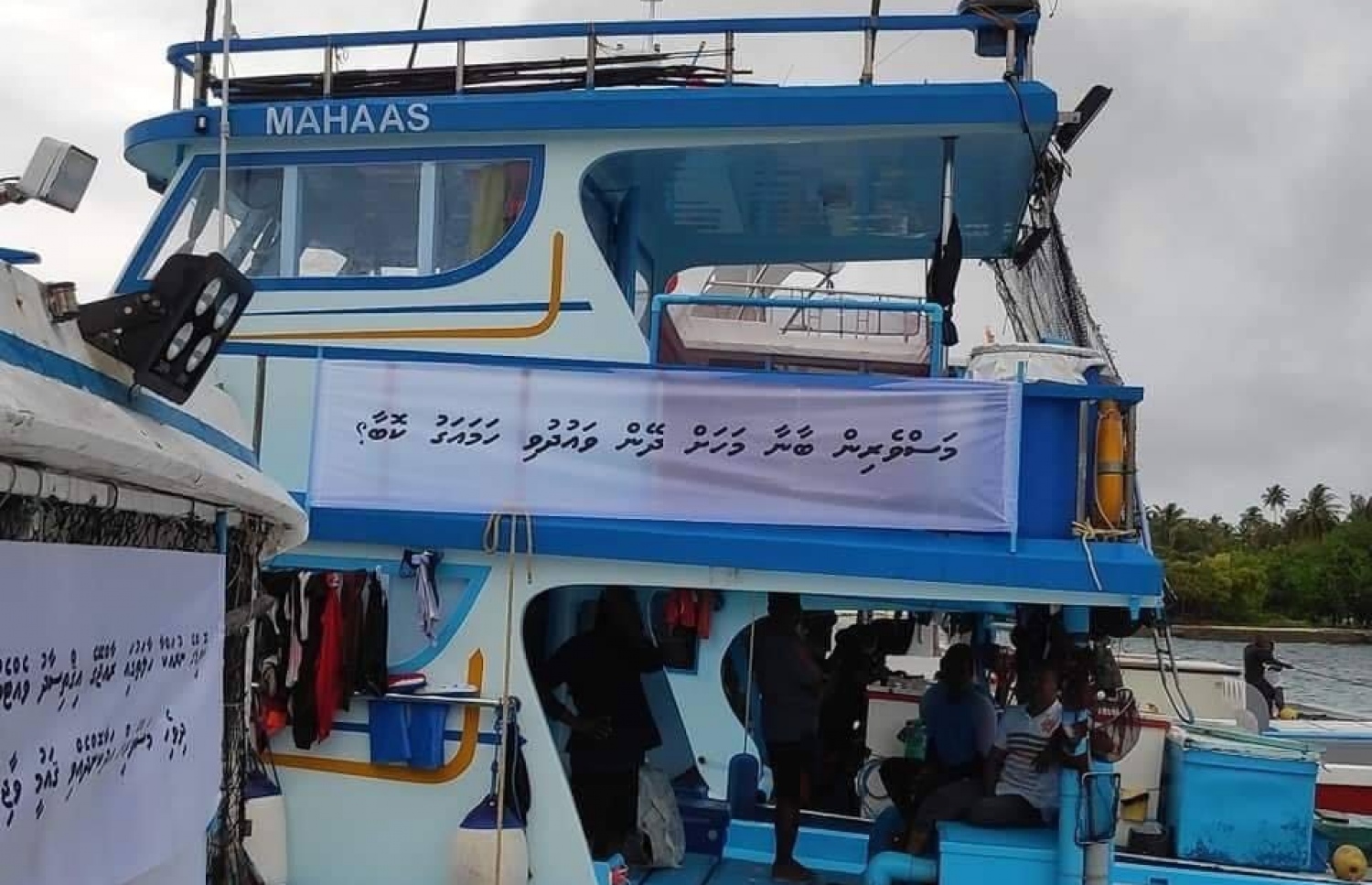 ފެލިވަރުގައި މި ހަފުތާގައި ކުރި މުޒާހަރާގައި ދޯންޏެއްގައި ދަމާފައި ހުރި ބެނާއެއް -- ފޮޓޯ: ޓްވިޓާ