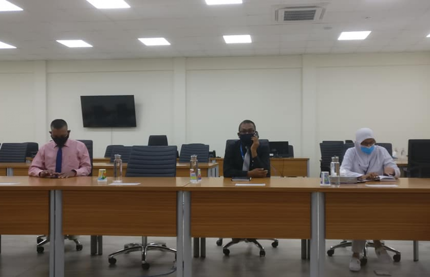 އޭއީއެޗުން ބޭއްވި ޕްރެސްގެ ތެރެއިން.