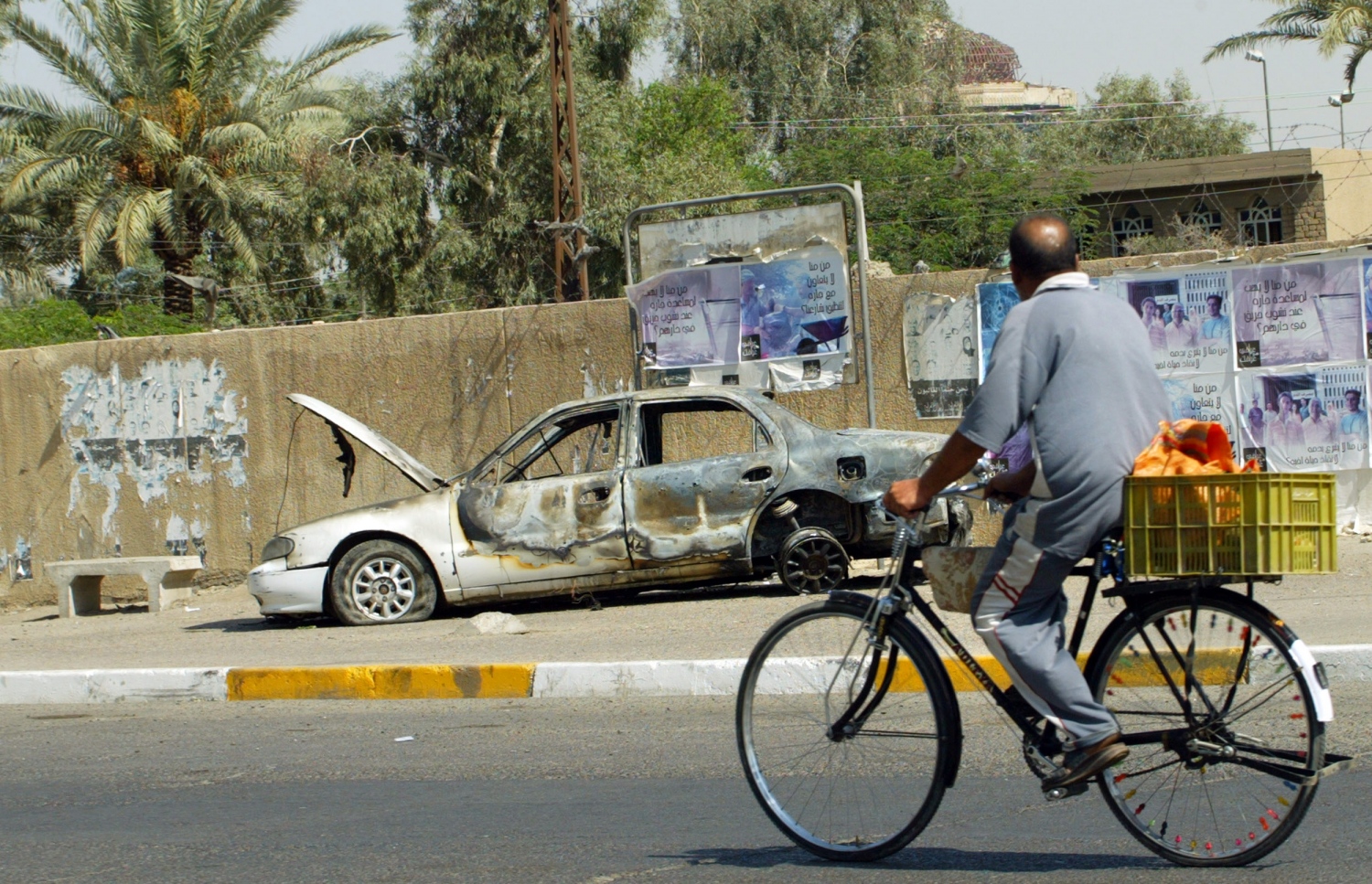 ބްލެކްވޯޓާގެ ގާޑުން ބަޑިޖެހުމުން ހަލާކުވެފައިވާ ކާރެއްގެ ކައިރިން ސެޕްޓެމްބަރު 20، 2007 ގައި މީހަކު ބައިސަލްކަލެއްގައި ދަނީ. --ފޮޓޯ:އޭއެފްޕީ