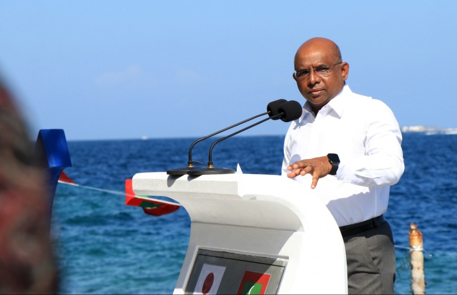 ގައުމީ އެއްބައިވަންތަކަމުގެ ދުވަސް ފާހަގަަކުރަން ބޭއްވި ޖަލްސާގައި ފޮރިން މިނިސްޓަރު އަބްދުﷲ ޝާހިދު ވާހަކަދައްކަވަނީ. އޭނާ ހުއްޓި ހުންނެވި ޕޯޑިއަމަކީ މާލޭގައި ކަނޑުތޮށިލައި، އެކަމުގެ ހަނދާނެއްގެ ގޮތުން ޖަޕާނު ސަރުކާރުން ބެހެއްޓި ބިނާ. -- ފޮޓޯ/ފޮރިން މިނިސްޓްރީ
