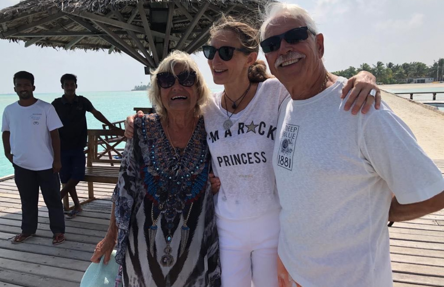 ރިހިވެއްޔަށް އެތައް ފަހަރު އައިސްފައިވާ ދެ ޓޫރިސްޓުންނާ އެކު ކޭޓީ (މެދުގައި)