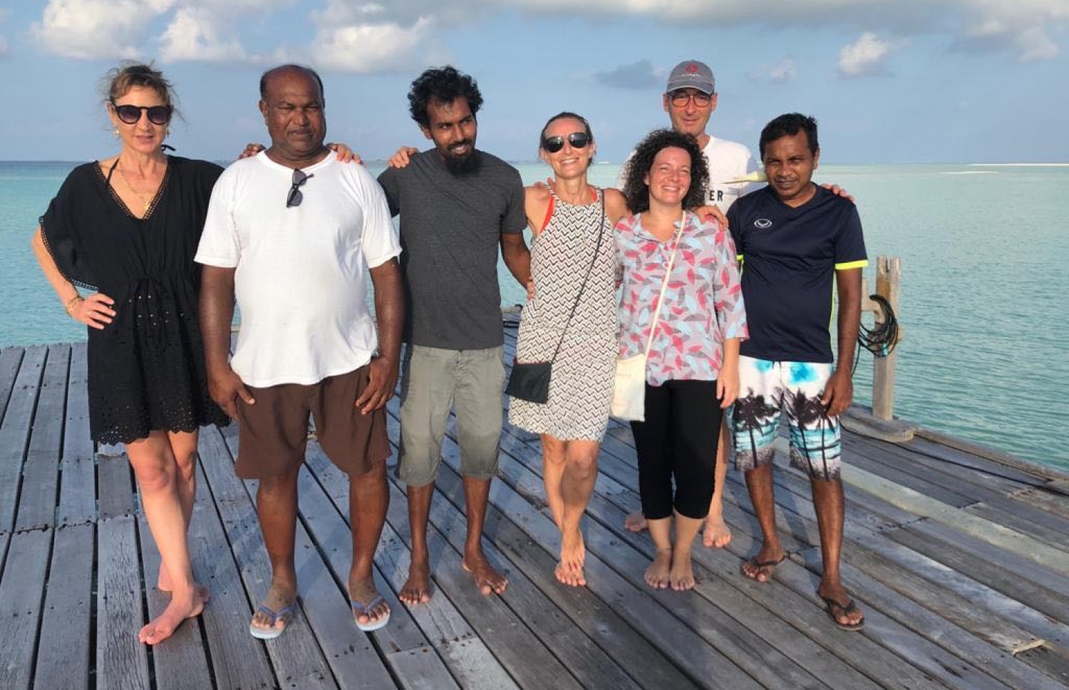 ސޭވް ދަ ޑްރީމް މޯލްޑިވްސްއިން ރިހިވެލި ހިންގުމާ ހަވާލުކޮށްފައި ހުރި ކެތީ ކެލްބާއެކު އެ ރިސޯޓުގެ އޭރުގެ ބައެއް މުވައްޒަފުންނާއި ގެސްޓުން --