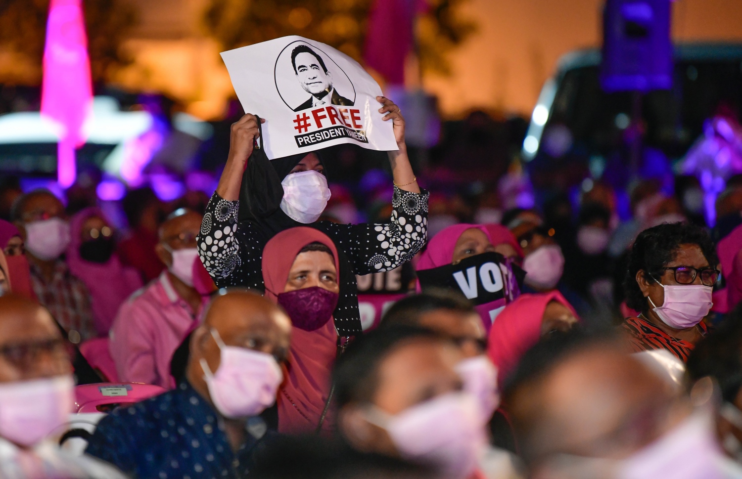 މާލެ: ޑިސެމްބަރު 26، 2020- އިދިކޮޅު ޕީޕީއެމް/ޕީއެންސީން ކާނިވާ ސަރަހައްދުގައި ބޭއްވި "ވިސްނާ" ޖަލްސާގައި، ކުރީގެ ރައީސް އަބްދުﷲ ޔާމީން ދޫކޮށްލަން ގޮވާލައި ޕޯސްޓަރު ހިފައިގެން މީހަކު އަޑު އުފުލަނީ.---ފޮޓޯ: ނިޝާން އަލީ/މިހާރު