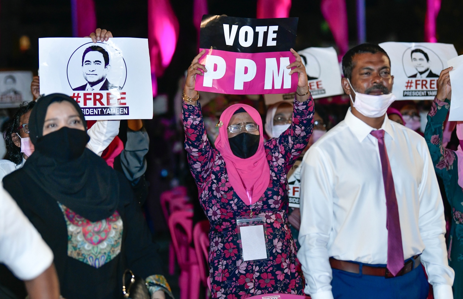 މާލެ: ޑިސެމްބަރު 26، 2020- އިދިކޮޅު ޕީޕީއެމް/ޕީއެންސީން ކާނިވާ ސަރަހައްދުގައި ބޭއްވި "ވިސްނާ" ޖަލްސާގައި، ކުރީގެ ރައީސް އަބްދުﷲ ޔާމީން ދޫކޮށްލަން ގޮވާލައި ޕޯސްޓަރު ހިފައިގެން މީހަކު އަޑު އުފުލަނީ.---ފޮޓޯ: ނިޝާން އަލީ/މިހާރު