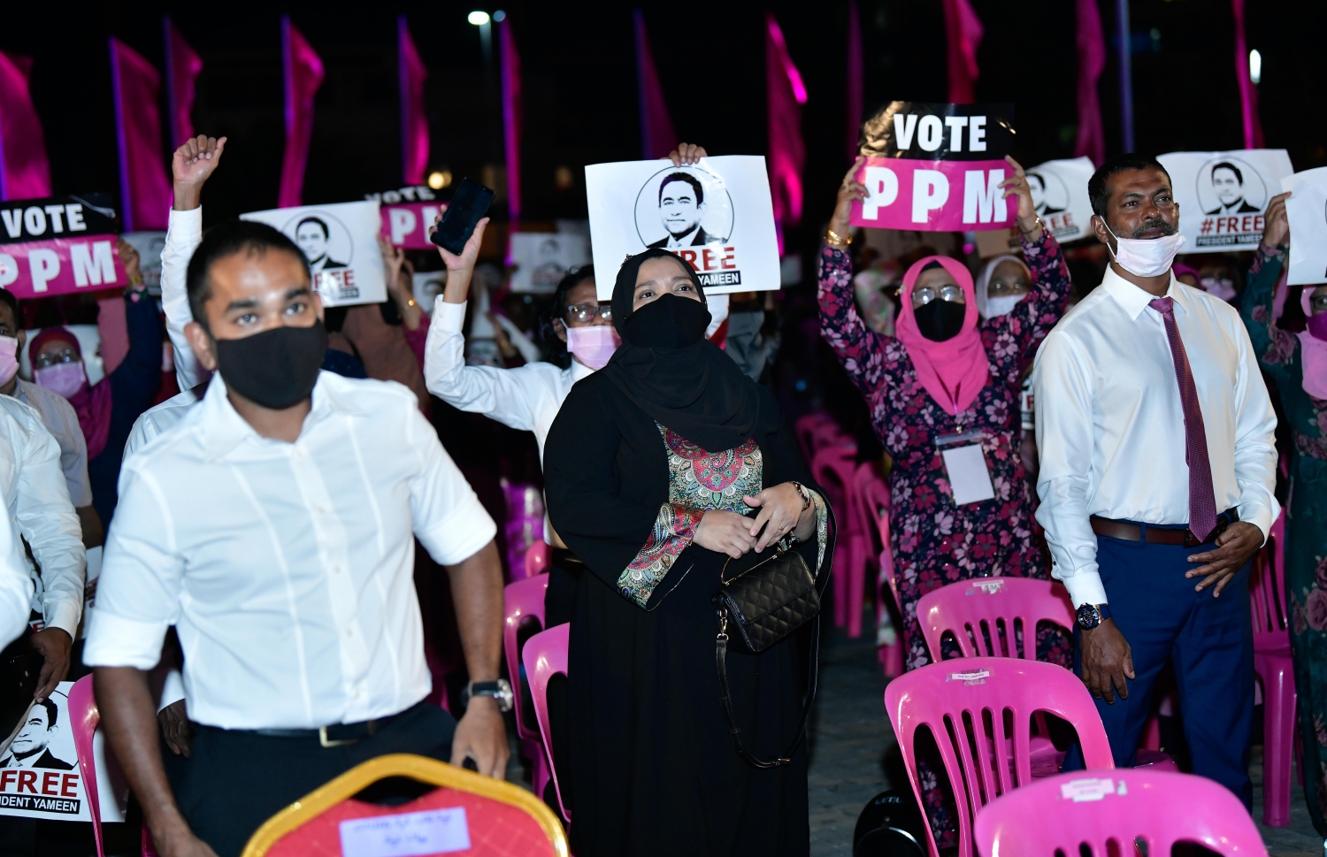 މާލެ: ޑިސެމްބަރު 26، 2020- އިދިކޮޅު ޕީޕީއެމް/ޕީއެންސީން ކާނިވާ ސަރަހައްދުގައި ބޭއްވި "ވިސްނާ" ޖަލްސާގައި، ލޯކަލް ކައުންސިލްތަކުގެ އިންތިޚާބުގެ ވޯޓު އެ ކޯލިޝަނަށް ދިނުމަށާއި ކުރީފެ ރައީސް އަބްދުﷲ ޔާމީން ދޫކޮށްލަން ގޮވާލައި ޕޯސްޓަރު ހިފައިގެން ބަޔަކު އަޑު އުފުލަނީ.---ފޮޓޯ: ނިޝާން އަލީ/މިހާރު