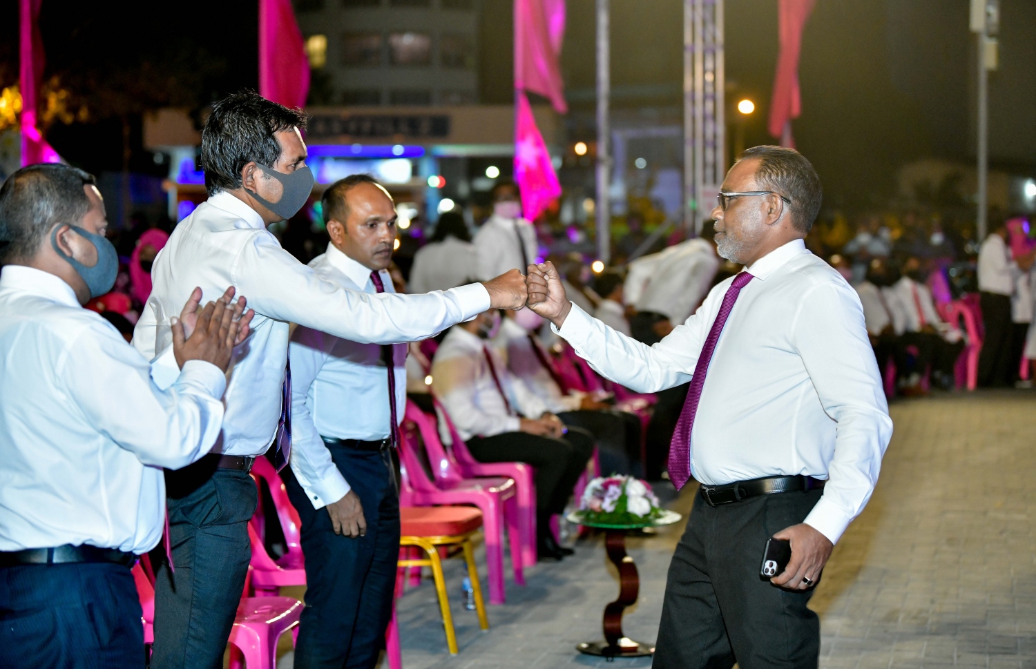 މާލެ: ޑިސެމްބަރު 26، 2020- އިދިކޮޅު ޕީޕީއެމް/ޕީއެންސީން ކާނިވާ ސަރަހައްދުގައި ބޭއްވި "ވިސްނާ" ޖަލްސާގައި ޕީއެންސީގެ ރައީސް އަބްދުއްރަހީމް އަބްދުﷲ އާއި ޕީޕީއެމްގެ ނައިބު ރައީސް މުހައްމަދު ސައީދު ސަލާމް ކުރައްވަނީ.---ފޮޓޯ: ނިޝާން އަލީ/މިހާރު