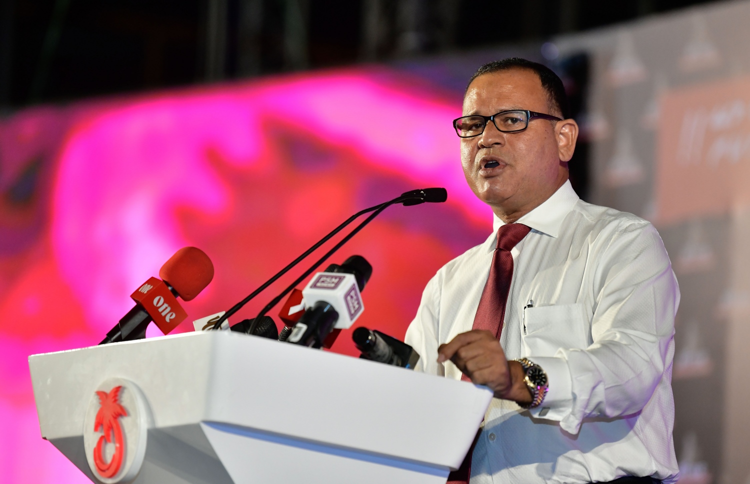 ޕީޕީއެމްގެ ޖަލްސާގައި އާދަމް ޝަރީފް ވާހަކަ ދައްކަވަނީ: ސަރުކާރު ބޭނުން ނަމަ، ސުޕަ މެޖޯރިޓީން މައްސަލަ ހައްލުކުރެވެން އޮތް ކަމަށް އޭނާ ވިދާޅުވި -- ފޮޓޯ: އައުޝަން އިލްޔާސް/މިހާރު