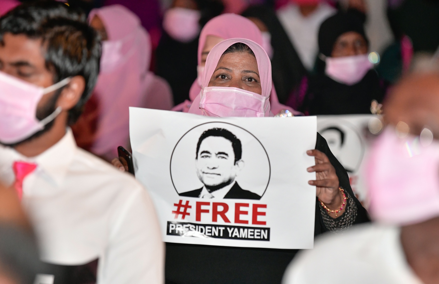 މާލެ: ޑިސެމްބަރު 26، 2020- އިދިކޮޅު ޕީޕީއެމް/ޕީއެންސީން ކާނިވާ ސަރަހައްދުގައި ބޭއްވި "ވިސްނާ" ޖަލްސާގައި، ކުރީގެ ރައީސް އަބްދުﷲ ޔާމީން ދޫކޮށްލަން ގޮވާލައި ޕޯސްޓަރު ހިފައިގެން މީހަކު އަޑު އުފުލަނީ.---ފޮޓޯ: ނިޝާން އަލީ/މިހާރު