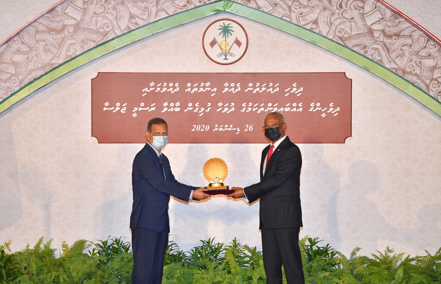 މިރޭގެ ޖަލްސާގައި ޝަރަފުވެރިކަމުގެ އިނާމު ރައީސް އިބްރާހިމް މުހައްމަދު ސޯލިހު ބޭފުޅަކަށް ދެއްވަނީ.---ފޮޓޯ: ރައީސް އޮފީސް