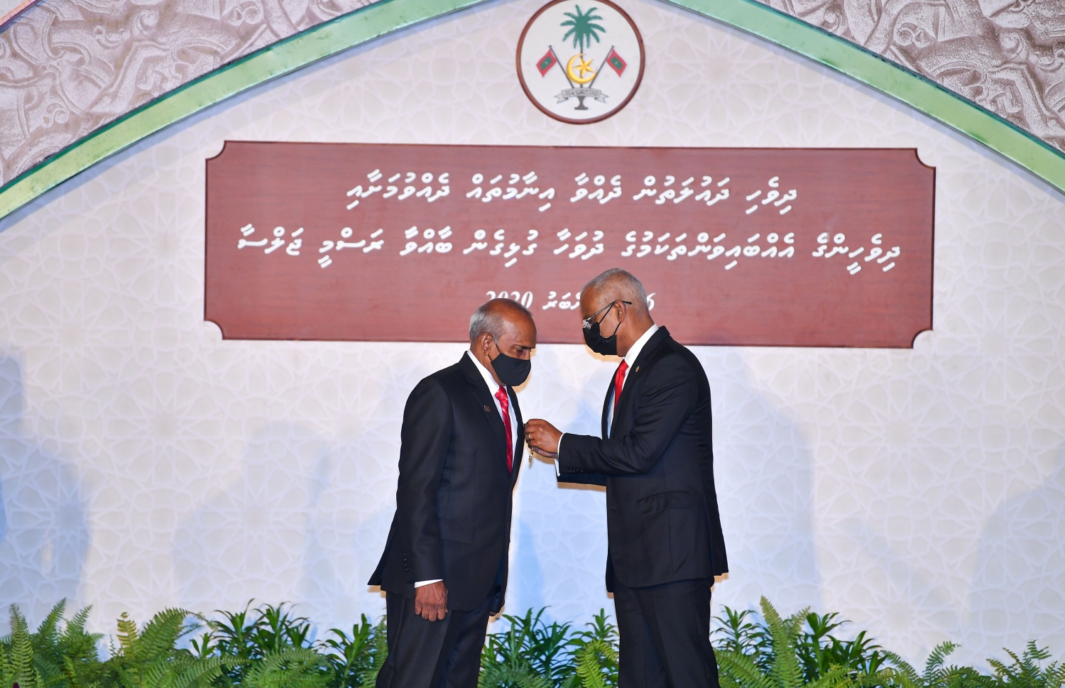 ރައީސް އިބްރާހިމް މުހައްމަދު ސޯލިހު، އިބްރާހިމް އިސްމާއިލަށް ދައުލަތުގެ އިއްޒަތުގެ މެޑަލް މިރޭ ދެއްވަނީ.---ފޮޓޯ: ރައީސް އޮފީސް