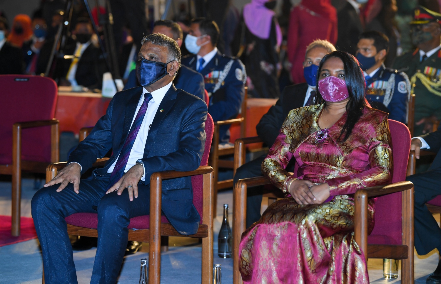 މާލެ: ޑިސެމްބަރު 26، 2020- މި އަހަރުގެ ގައުމީ އިނާމު ދިނުމަށް ޖުމްހޫރީ މައިދާނުގައި ބޭއްވި ޖަލްސާގެ ތެރެއިން: މި އަހަރު ވަނީ ޝަރަފުވެރިކަމުގެ ގައުމީ އިނާމު މި އަހަރު 14 ބޭފުޅަކަށް، އާންމު ޚިދުމަތުގެ އިނާމު 24 ބޭފުޅަކަށް ދީފައިވޭ. އަދި ދިވެހި ދައުލަތުގެ އިއްޒަތް ކުޅިވަރު ތަރި އިބްރާހިމް އިސްމާއިލާއި ބްރޯޑްކާސްޓިން ދާއިރާގައި ގިނަ ދުވަސްތަކެއް ވަންދެން މަސައްކަތް ކުރެއްވި ބަދުރުއްނަސީރަށް ރައީސް އިބްރާހިމް މުހައްމަދު ސޯލިހު ދެއްވި.---ފޮޓޯތައް: ރައީސް އޮފީސް