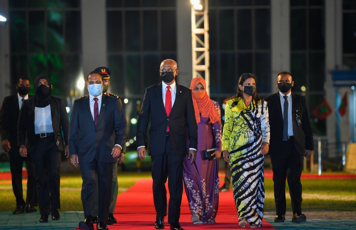 މާލެ: ޑިސެމްބަރު 26، 2020- މި އަހަރުގެ ގައުމީ އިނާމު ދިނުމަށް ޖުމްހޫރީ މައިދާނުގައި ބޭއްވި ޖަލްސާ އަށް ރައީސް އިބްރާހިމް މުހައްމަދު ސޯލިހުގެ ދެކަނބަލުން ވަޑައިގަތުމުން ހޯމް މިނިސްޓަރު އިމްރާން އަބްދުﷲ މަރުހަބާ ދަންނަވަނީ.---ފޮޓޯ: ރައީސް އޮފީސް