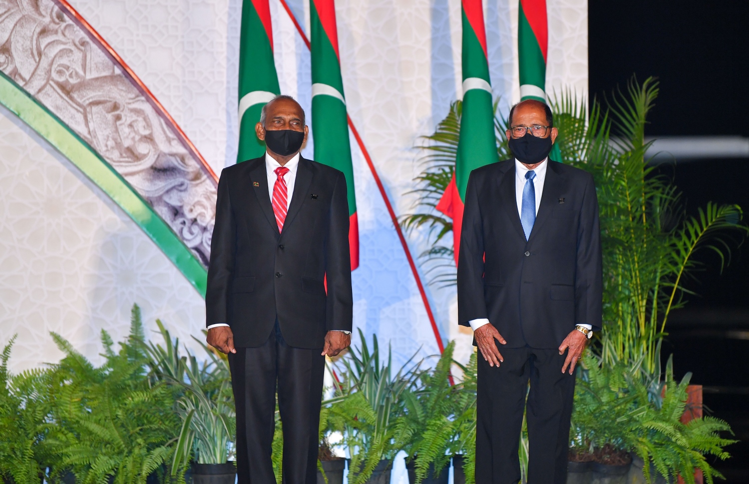 މާލެ: ޑިސެމްބަރު 26، 2020- މި އަހަރުގެ ގައުމީ އިނާމު ދިނުމަށް ޖުމްހޫރީ މައިދާނުގައި ބޭއްވި ޖަލްސާގައި، ދިވެހި ދައުލަތުގެ އިއްޒަތް އެރުވި ބަދުރުއްނަސީރާއި އިބްރާހިމް އިސްމާއިލް---ފޮޓޯ: ރައީސް އޮފީސް