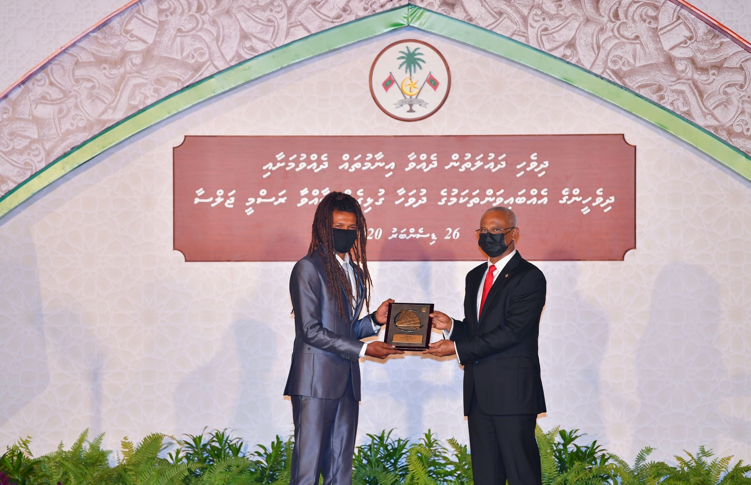 މާލެ: ޑިސެމްބަރު 26، 2020- މި އަހަރުގެ ގައުމީ އިނާމު ދިނުމަށް ޖުމްހޫރީ މައިދާނުގައި ބޭއްވި ޖަލްސާގައި، ރައީސް އިބްރާހިމް މުހައްމަދު ސޯލިހު އިނާމު ދެއްވަނީ.---ފޮޓޯ: ރައީސް އޮފީސް