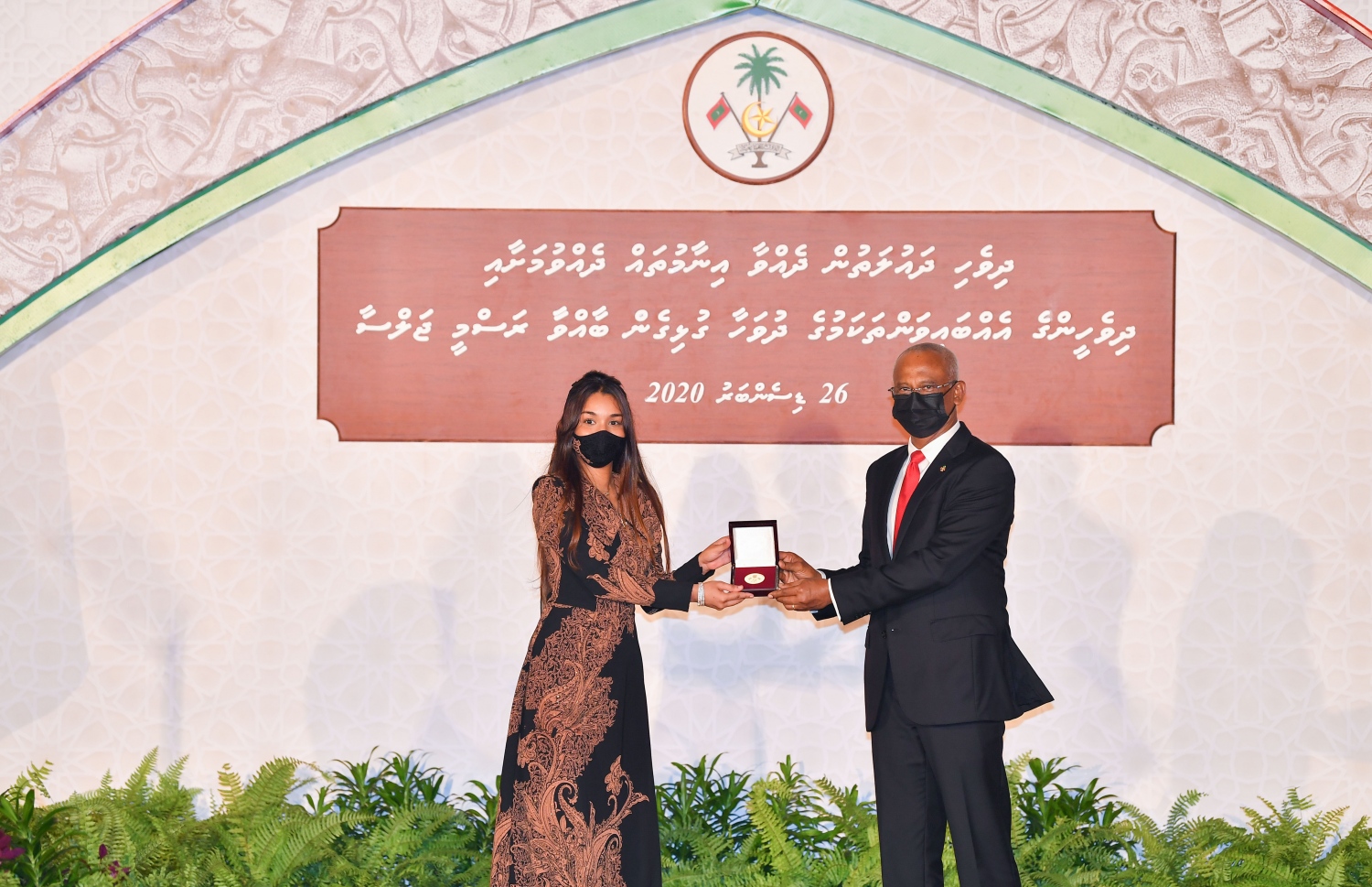 މާލެ: ޑިސެމްބަރު 26، 2020- މި އަހަރުގެ ގައުމީ އިނާމު ދިނުމަށް ޖުމްހޫރީ މައިދާނުގައި ބޭއްވި ޖަލްސާގައި، ރައީސް އިބްރާހިމް މުހައްމަދު ސޯލިހު އިނާމު ދެއްވަނީ.---ފޮޓޯ: ރައީސް އޮފީސް