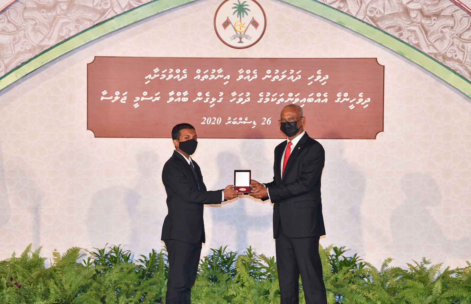 މާލެ: ޑިސެމްބަރު 26، 2020- މި އަހަރުގެ ގައުމީ އިނާމު ދިނުމަށް ޖުމްހޫރީ މައިދާނުގައި ބޭއްވި ޖަލްސާގައި، ރައީސް އިބްރާހިމް މުހައްމަދު ސޯލިހު އިނާމު ދެއްވަނީ.---ފޮޓޯ: ރައީސް އޮފީސް