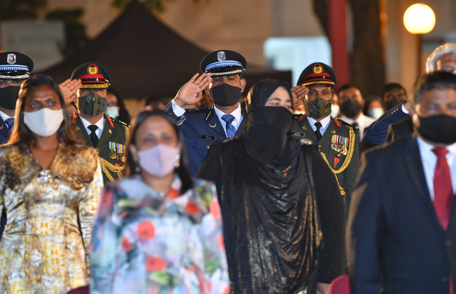 މާލެ: ޑިސެމްބަރު 26، 2020- މި އަހަރުގެ ގައުމީ އިނާމު ދިނުމަށް ޖުމްހޫރީ މައިދާނުގައި ބޭއްވި ޖަލްސާގެ ތެރެއިން: މި އަހަރު ވަނީ ޝަރަފުވެރިކަމުގެ ގައުމީ އިނާމު މި އަހަރު 14 ބޭފުޅަކަށް، އާންމު ޚިދުމަތުގެ އިނާމު 24 ބޭފުޅަކަށް ދީފައިވޭ. އަދި ދިވެހި ދައުލަތުގެ އިއްޒަތް ކުޅިވަރު ތަރި އިބްރާހިމް އިސްމާއިލާއި ބްރޯޑްކާސްޓިން ދާއިރާގައި ގިނަ ދުވަސްތަކެއް ވަންދެން މަސައްކަތް ކުރެއްވި ބަދުރުއްނަސީރަށް ރައީސް އިބްރާހިމް މުހައްމަދު ސޯލިހު ދެއްވި.---ފޮޓޯ: ރައީސް އޮފީސް