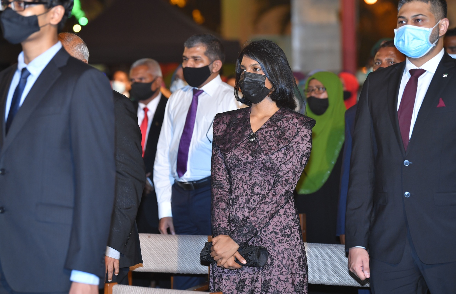 މާލެ: ޑިސެމްބަރު 26، 2020- މި އަހަރުގެ ގައުމީ އިނާމު ދިނުމަށް ޖުމްހޫރީ މައިދާނުގައި ބޭއްވި ޖަލްސާގެ ތެރެއިން: މި ޖަލްސާ ބޭއްވީ ޑިސެމްބަރު 26، 2004 ގައި އެރި ސުނާމީއާ ގުޅިގެން ދިވެހިން ދެއްކި އެއްބައިވަންތަކަމުގެ ދުވަހުގެ މުނާސަބަތާ ވެސް ގުޅުވައިގެން. މި އަހަރު ވަނީ ޝަރަފުވެރިކަމުގެ ގައުމީ އިނާމު މި އަހަރު 14 ބޭފުޅަކަށް، އާންމު ޚިދުމަތުގެ އިނާމު 24 ބޭފުޅަކަށް ދީފައިވޭ. އަދި ދިވެހި ދައުލަތުގެ އިއްޒަތް ކުޅިވަރު ތަރި އިބްރާހިމް އިސްމާއިލާއި ބްރޯޑްކާސްޓިން ދާއިރާގައި ގިނަ ދުވަސްތަކެއް ވަންދެން މަސައްކަތް ކުރެއްވި ބަދުރުއްނަސީރަށް ރައީސް އިބްރާހިމް މުހައްމަދު ސޯލިހު ދެއްވި.---ފޮޓޯތައް: ރައީސް އޮފީސް