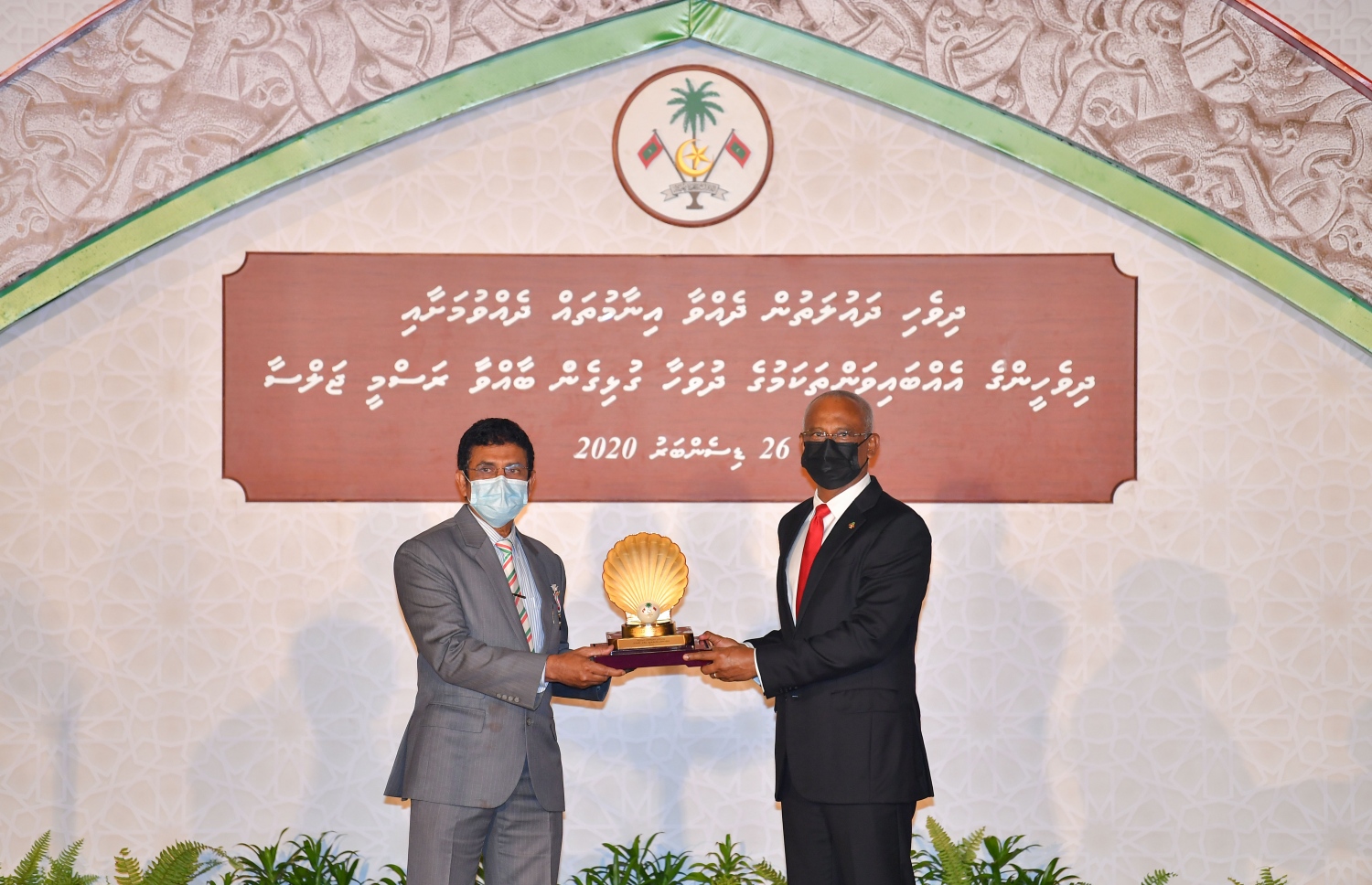 މާލެ: ޑިސެމްބަރު 26، 2020- މި އަހަރުގެ ގައުމީ އިނާމު ދިނުމަށް ޖުމްހޫރީ މައިދާނުގައި ބޭއްވި ޖަލްސާގައި، ރައީސް އިބްރާހިމް މުހައްމަދު ސޯލިހު އިނާމު ދެއްވަނީ.---ފޮޓޯ: ރައީސް އޮފީސް